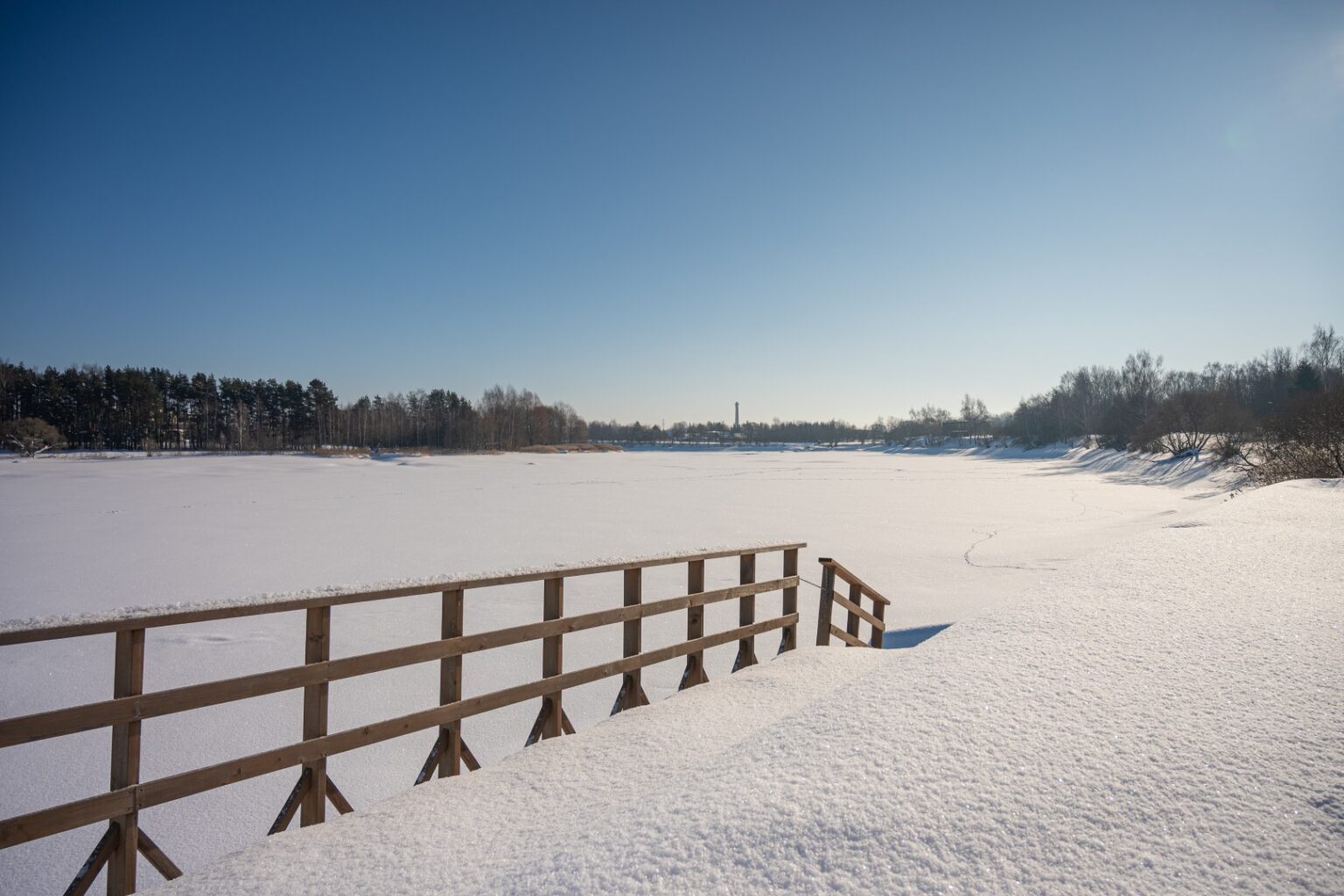 Atvykusieji prie „Ekrano“ marių Panevėžyje neatsistebi, kad jose vandens sumažėjo kone per pusę.