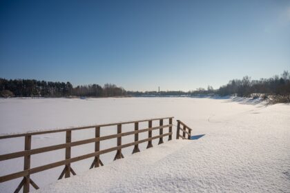 Atvykusieji prie „Ekrano“ marių Panevėžyje neatsistebi, kad jose vandens sumažėjo kone per pusę.