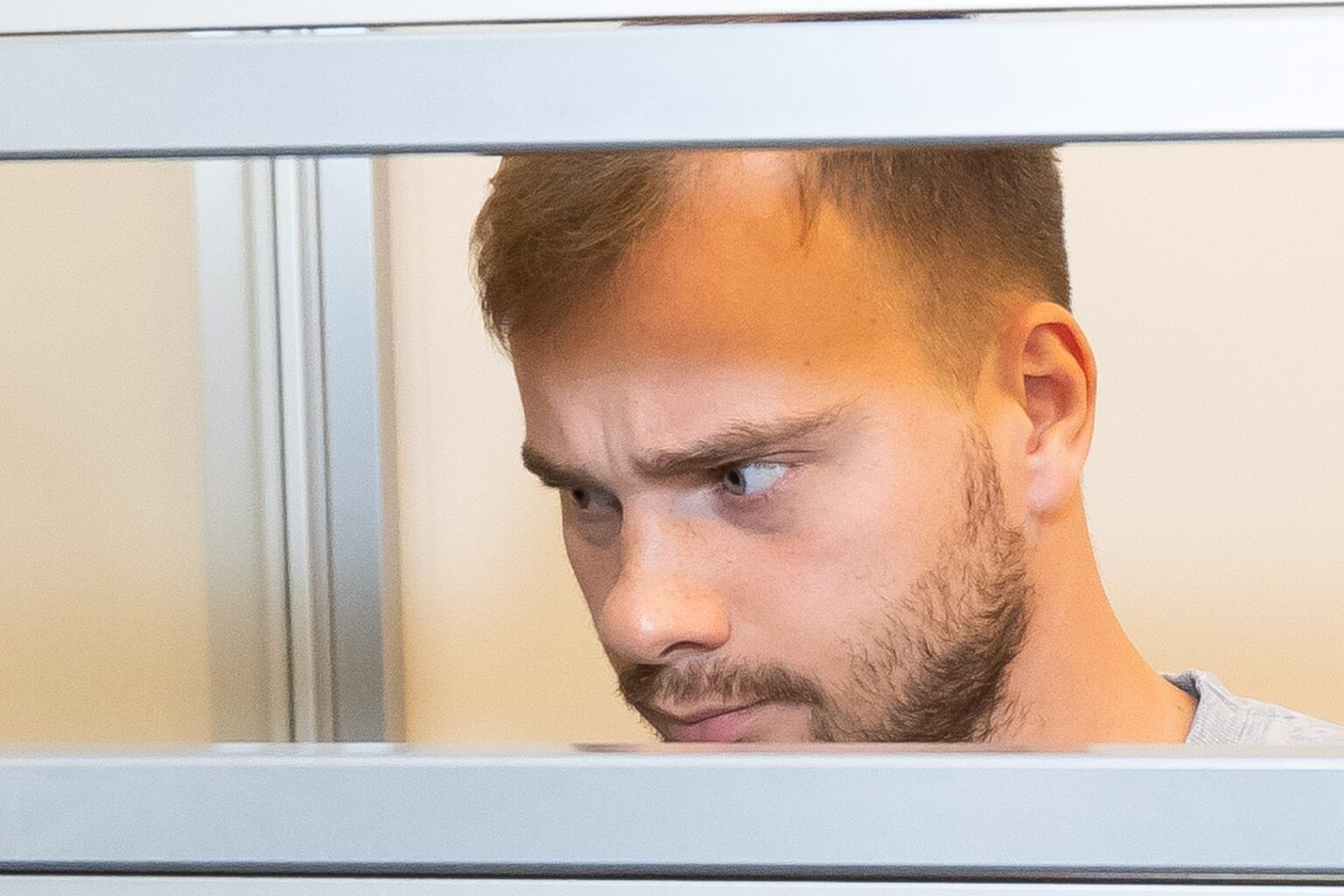 Už paauglių seksualinį išnaudojimą kalintis buvęs jaunimo mentorius Remigijus Jakštys į savo bylos nagrinėjimą pasitelkė dar vieną gynėją – nuteistajam ėmė atstovauti buvusio Seimo nario Kristijono Bartoševičiaus advokatas Olegas Šibkovas.