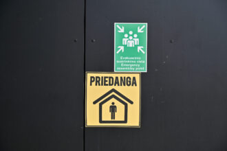 Ukrainoje jau ketvirtus metus vykstant karui, saugumo klausimai Lietuvoje persikelia iš teorinių diskusijų į kasdienius sprendimus. Gyventojai svarsto, kur kilus pavojui būtų galima trumpam pasislėpti nuo apšaudymo, o savivaldybės ieško būdų, kaip pasirengti.