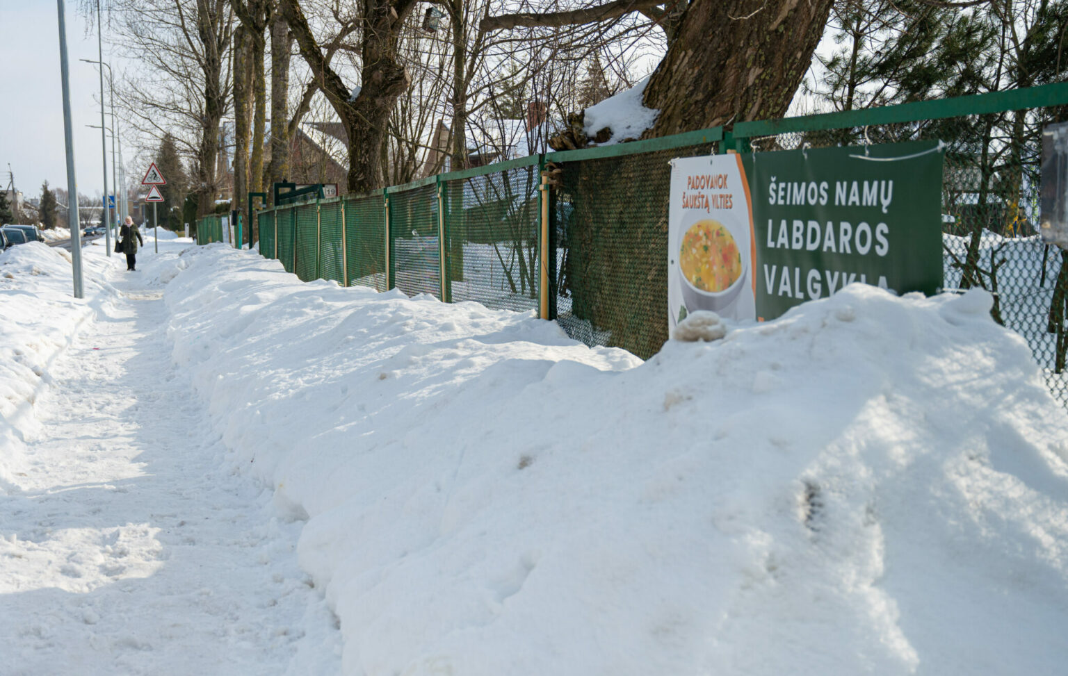 Į Rožių gatvėje esančius Lietuvos agentūros „SOS vaikai“ Panevėžio skyriaus Šeimos namus nemokamų pietų kasdien susirenka apie pusšimtį žmonių.