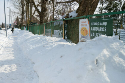 Į Rožių gatvėje esančius Lietuvos agentūros „SOS vaikai“ Panevėžio skyriaus Šeimos namus nemokamų pietų kasdien susirenka apie pusšimtį žmonių.