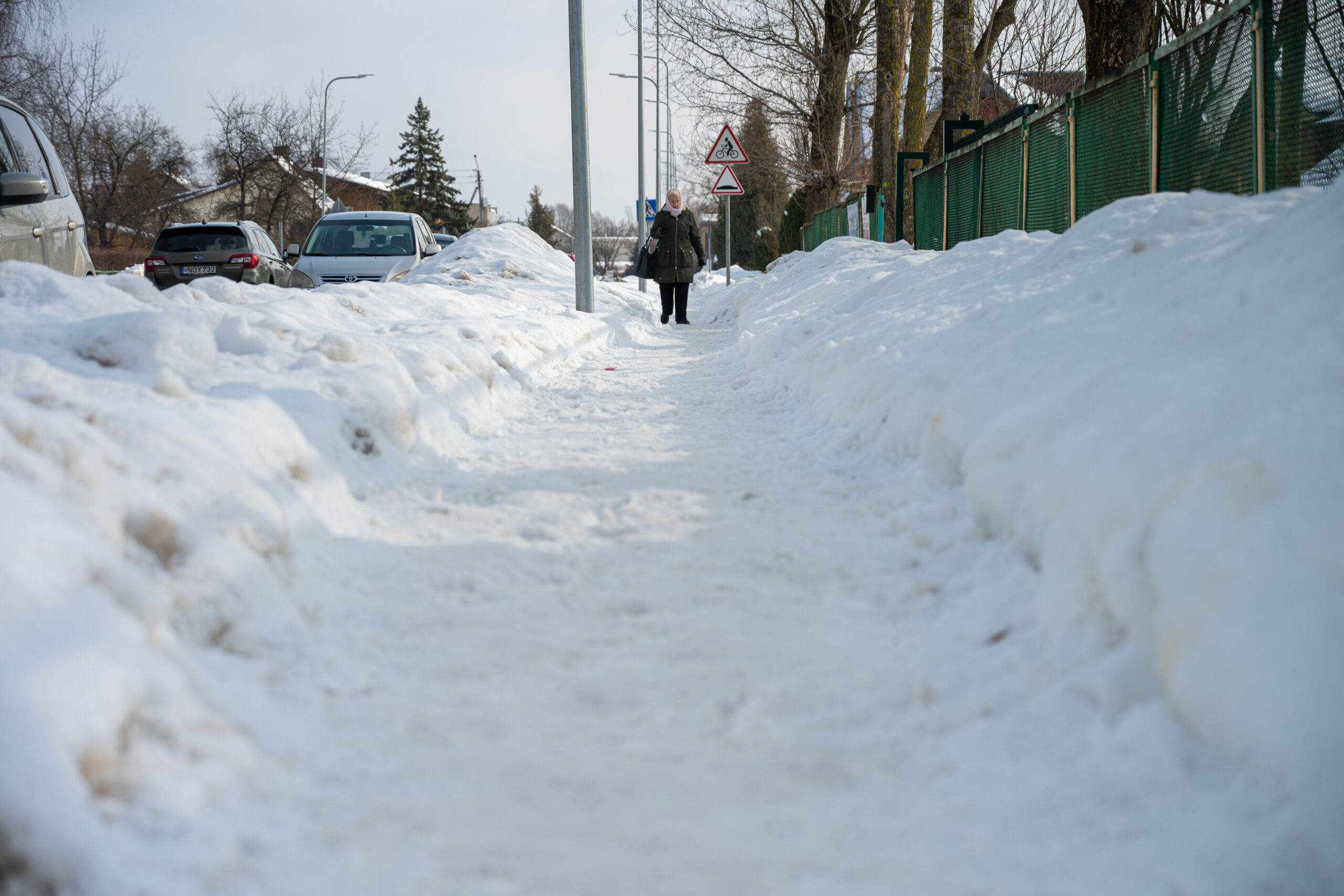 Rožyno gyventojai stebisi, kodėl į Rožių gatvėje esančią labdaros valgyklą nemokamo maisto ateinantieji nenukasa sniego bent nuo šaligatvio šalia šios įstaigos. P. ŽIDONIO nuotr. 