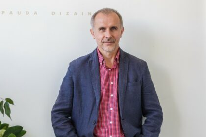 Panevėžiečio fotomenininko ir grafikos dizainerio Evaldo Ivanausko darbuose – nuo fotografijų ciklų iki dialogų su istorija – atsiskleidžia smalsus, eksperimentuojantis žvilgsnis. Šįkart kūrėjas dalijasi jam pačiam svarbiausiomis kultūrinėmis „įkrovomis“ – knygų, muzikos, kino, teatro bei dailės.