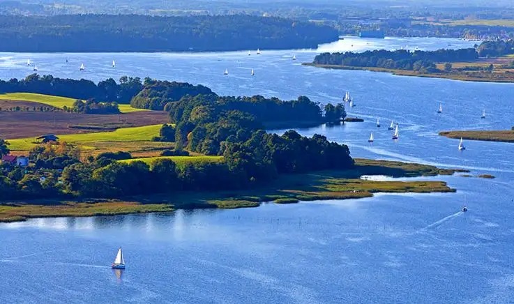 Mikolaikos visada buvo siejamos su vandeniu. Vos už keliolikos minučių kelio tyvuliuoja Sniardvos ežeras – didžiausias visoje Lenkijoje, dažnai vadinamas Mozūrijos jūra.