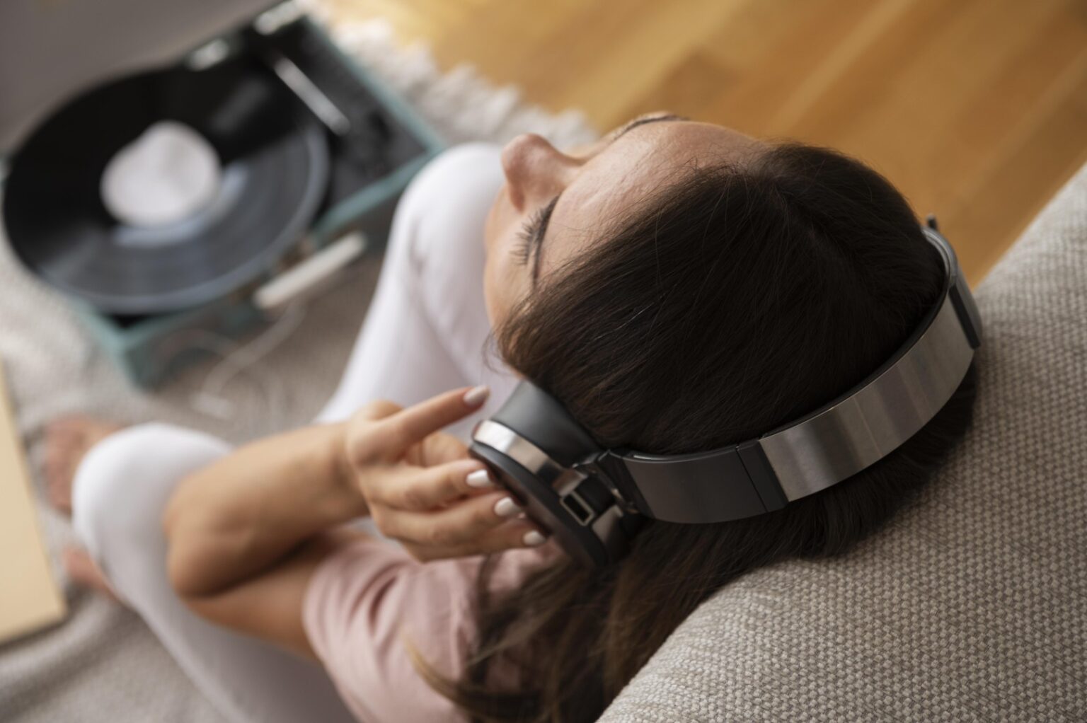 Įsivaizduokite: išleidote kelis šimtus eurų audiokabeliui iš deguonies neturinčio vario (OFHC) su paauksuotomis jungtimis, patogiai įsitaisėte krėsle, užsidėjote ausines ir mėgaujatės „krištolo skaidrumo garsu“.