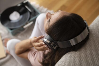 Įsivaizduokite: išleidote kelis šimtus eurų audiokabeliui iš deguonies neturinčio vario (OFHC) su paauksuotomis jungtimis, patogiai įsitaisėte krėsle, užsidėjote ausines ir mėgaujatės „krištolo skaidrumo garsu“.