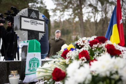 Vilniuje, Antakalnio kapinėse, sekmadienį pašventintas Ukrainoje žuvusiam lietuviui Tadui Tumui skirtas paminklas.