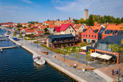 Mikolaikos – žavingas miestelis šiaurės Lenkijoje, Mozūrijos ežerų regione, dažnai vadinamas Lenkijos plaukiojimo sostine. Netoli Lietuvos ribų įsikūrusios Mikolaikos – puikus pasirinkimas savaitgalio išvykai su gamtos, istorijos ir vietinės kultūros deriniu.