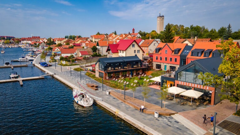 Mikolaikos – žavingas miestelis šiaurės Lenkijoje, Mozūrijos ežerų regione, dažnai vadinamas Lenkijos plaukiojimo sostine. Netoli Lietuvos ribų įsikūrusios Mikolaikos – puikus pasirinkimas savaitgalio išvykai su gamtos, istorijos ir vietinės kultūros deriniu.