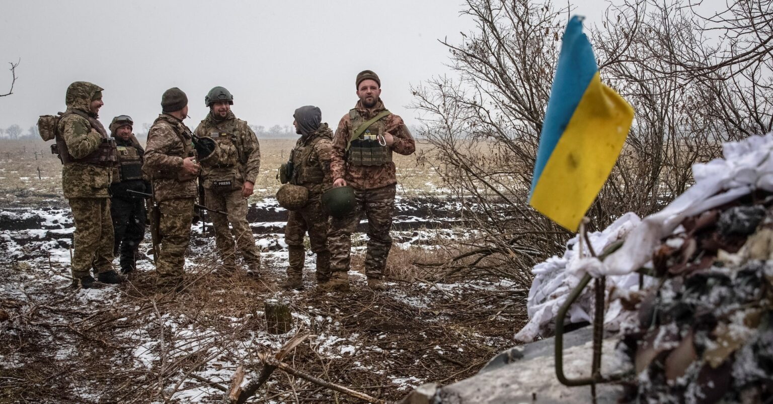 jos karui prieš Ukrainą persiritus į penktuosius metus ir svarstant, ar jau šiemet gali būti pasiekta taika, signatarai Albinas Januška ir Petras Vaitiekūnas įžvelgia kelis galimus scenarijus. A. Januškos nuomone, galimos priverstinės paliaubos arba tolesnis karas. P. Vaitiekūnas pažymi, kad gali būti, jog Ukrainoje karas baigsis, bet tada rusija savo agresiją nukreips į kitą šalį ar regioną. Kovo 11-osios Akto signataras, diplomatas A. Januška sako, kad besitęsianti rusijos agresija ir nauja JAV gynybos politika vykdo geopolitinį pasaulio perversmą. Pasak jo, kovojama ir dėl to, kokiomis taisyklėmis pasaulis vadovausis ateinančius dešimtmečius. Kitas Kovo 11-osios Akto signataras, buvęs užsienio reikalų ministras, 2010–2014 metais Lietuvos ambasadorius Ukrainoje P. Vaitiekūnas pabrėžė, kad pernai į JAV prezidento postą sugrįžęs Donaldas Trumpas sugriovė tarptautinėmis sutartimis ir taisyklėmis pagrįstą pasaulį. Vis dėlto, jo manymu, jeigu viskas baigsis daugmaž gerai, tai pažadins Europą galiai. Kritinis taškas Minint ketvirtąsias plataus masto rusijos agresijos prieš Ukrainą metines, A. Januška sako, kad esame kritiniame taške, kur karinis sprendimas fronte tampa vis labiau miglotas, o ekonomika ir politinės valios ištvermė lemia vis labiau. Esą kovojama ir dėl to, kokiomis taisyklėmis pasaulis vadovausis ateinančius dešimtmečius. „Besitęsianti rusijos agresija ir nauja JAV gynybos politika vykdo geopolitinį pasaulio perversmą. JAV Europą mato ne kaip sąjungininkę, bet kaip konkurentę, o Ukrainą – ne kaip agresijos auką, o kaip kliūtį siekiamam suartėjimui su Maskva. JAV planuoja milžiniškas investicijas į rusiją – tai dalis abejotinos grandstrategijos atskirti rusiją nuo Kinijos. rusija tą supranta, ir per savo partnerystes su Kinija, Šiaurės Korėja, Iranu bando kelti savo kainą, politinį reikšmingumą“, – komentavo diplomatas. Anot jo, tokios mums svarbios vertybės ir taisyklės, kaip sienų neliečiamumas, valstybių teritorijų integralumas, laisvės ir demokratijos prioritetas šiuo metu neatrodo, kad būtų reikšmingos, neperžengiamos linijos. Signatarui sunku suprasti tuos, kurie tai vertina kaip realybę, su kuria būtina susitaikyti. „Nors Joe Bideno laikų demokratijų vienijimosi prieš autokratijas pastangos bent laikinai yra atidėtos ir šiandien pasaulio taikos tarybos kuriamos autokratijų pagrindu, tačiau dar nėra įrodyta, kad JAV galutinai traukiasi iš laisvės ir savo sukurtos pasaulio tvarkos lyderių. Esminiai geopolitiniai momentai – Kinija kaip pagrindinė problema, Europos Sąjunga (ES) atsakinga už savo gynybą – nesikeis, bet visi ideologiniai JAV MAGA elementai, diktuojantys požiūrį į pasaulį ir Europą, kur Vengrija yra prioritetas, neturėtų būti amžini. Nepaisant visų sudėtingumų, ES ir NATO pajėgumai didėja, tačiau Lietuvai šiandien reali saugumo garantija yra Ukrainos nepralaimėjimas“, – pažymėjo A. Januška. Daug svarstoma apie tai, kiek dar rusija pajėgi tęsti karą. P. Vaitiekūno teigimu, šioje šalyje yra skurdo tragedija, totalitarizmo ir teroro savo piliečių atžvilgių siaubas. Taip pat – ir civilizacinė griūtis. Diplomatas sakė, kad atakuodamas Ukrainą V. Putinas tiesiog padarė klaidą – jis tikėjosi, kad kova truks tik kelias savaites, o perėmusi Ukrainos kontrolę rusija pastatys savo marionetinę vyriausybę. „Tą liudija Pakistano premjeras, kuris lygiai prieš ketverius metus buvo Maskvoje, ir V. Putinas jį nuramino, kad čia kelių savaičių laikas, tas karas nesitęs ilgai, „mes viską išspręsime“. O dabar jis tiesiog negali tos klaidos ištaisyti. Karas V. Putinui negali sustoti, agresija turi tęstis, nes tiktai karas vienija rusus apie V. Putiną. Ir, jeigu karo nebeliktų, atsirastų klausimai ir labai bjaurūs atsakymai, kad rusija tiktai prarado: pateko į izoliaciją, sugriuvo ekonomika, ji militarizuota, milijonai žūčių ir invalidų“, – aiškino buvęs Lietuvos ambasadorius Ukrainoje. Anot jo, norint išvengti šių klausimų ir neprarasti valdžios, vienintelė išeitis V. Putinui yra tęsti agresiją. Esą jeigu jį kažkaip privers sutikti su paliaubomis Ukrainoje, agresija tęsis kitoje vietoje. Kartu P. Vaitiekūnas pažymėjo, kad pasaulis, kuris buvo pagrįstas tarptautinėmis sutartimis, taisyklėmis, sugriuvo – jį esą sugriovė D. Trumpas. Diplomatas svarstė, kad, matyt, tam atėjo laikas, nes 77 mln. amerikiečių pasakė, jog nenori tokios Amerikos lyderystės, kuri per brangiai kainuoja, o Europa nemoka už savo saugumą ir panašiai – tokiu būdu D. Trumpas atsidūrė Baltuosiuose rūmuose. „Jeigu viskas baigsis daugiau mažiau gerai, tai šito pasaulio griūtis pažadins Europą – pažadins Europą galiai. Matote, Europa yra viena didžiausių pasaulio ekonomikų – matyt, antra pasaulio ekonomika pagal nominalų bendrąjį vidaus produktą (BVP). (…) Bet būti didele ekonomika nereiškia būti pasaulio galybe. Ir Europa nebuvo pasaulio galybė. Tai, ką dabar padarė D. Trumpas sugriaudamas tą seną pasaulį, galbūt pažadins Europą galiai. Galbūt Europa taps antrąja ar trečiąja pasaulio galia. Bet tam reikia vienytis. O Europa kol kas negali be Amerikos resursų. Ir nėra modelio, kaip suvienyti Europą“, – kalbėjo jis. Diplomato teigimu, Europa negali susivienyti, nes nėra valstybinės kalbos. Jis mano, kad Europos valstybine kalba negali būti vokiečių, prancūzų, italų ar dėl daugelio emocinių priežasčių – anglų. „Bet jeigu Europą užkabins karo sparnas, karas bus vykdomas iš mūsų pusės anglų kalba ir Europa susivienys turėdama valstybinę kalbą – anglų kalbą. Tai, matyt, ir geras, ir kartu labai blogas scenarijus“, – dėstė P. Vaitiekūnas. Jo nuomone, rusijos ketinimai pulti NATO yra visiškai realūs ir absoliučiai mums grasantys. Agresijos smaigalį nukreiptų kitur Jau kurį laiką vyksta derybos dėl galimo karo nutraukimo. A. Januška mano, kad pirminė strategija dėl karo pabaigos – pirma paliaubos, po to derybos dėl taikos sąlygų – buvo logiška, tačiau Aliaskos susitarimas viską kardinaliai pakeitė. Jis sakė, kad V. Putino karo „taikos“ strategija nugalėjo, deramasi dėl „taikos“ ne įvedus paliaubas, o toliau vykdomo ukrainiečių genocido ir Ukrainos griovimo metu. Todėl šiandien sunku įsivaizduoti, kaip Ukraina gali sutikti atsisakyti savo labiausiai įtvirtintų gynybai teritorijų už neaiškias saugumo garantijas. Kartu diplomatas pažymėjo, kad NATO ir ES šalys puikiai supranta, jog bet kokios rimtesnės garantijos – automatinė reakcija į rusijos provokaciją ES šalių kariniu atsaku – nerealios būtent todėl, kad dar viena karo stadija yra per daug reali. „Niekas Europoje ir JAV nenori tiesioginio karo su rusija, nes tai gali būti branduolinis karas – tai yra neįveikiamas tabu, todėl sunku čia rasti sprendimą, nebent apsimesti, kad garantijos „rimtos“ – kaip ir Budapešto memorandumo. Be to, rusija, per D. Trumpo derybininkus turi veto teisę, diktuodama, kad jokių rimtesnių „Norinčių koalicijos“ pajėgų Ukrainoje ji netoleruos. Kitaip tariant, pagal šią eskalacijos vengimo logiką, Ukraina negali būti NATO nare todėl, kad karo grėsmė su rusija žymiai išaugtų. Todėl ir visos garantijos gali būti tik tokios, su kuriomis sutiktų rusija, o kam Ukrainai tokios garantijos, ypač jei už tai reikia sumokėti savo labiausiai įtvirtintomis teritorijomis?“ – kalbėjo A. Januška. Tačiau, kaip pridūrė jis, šiame D. Trumpo ir V. Putino pasaulyje įmanoma, kad jie susitars ir privers Ukrainą taikai. A. Januška pabrėžė, kad kokios bus to pasekmės Europai ir Lietuvai yra labai rimtas klausimas. Jis akcentavo, kad mūsų šalis taip pat neturėtų užsimerkti – esą nusiraminti su 5,38 proc. BVP gynybai tikrai nevertėtų. P. Vaitiekūnas pakartojo, kad taikos nebus tol, kol rusiją valdo V. Putinas. Esą gali būti, kad Ukrainoje karas baigsis, nes ši šalis pasirodė esanti nenugalima, kol kovoja Ukraina, nekovojame mes. Tačiau tada rusija savo agresiją, anot jo, nukreips į kitą šalį ar regioną. Kaip svarstė signataras, galbūt į Pietų Kaukazą, konkrečiai – Armėniją. Ši šalis pastaruoju metu atsigręžė į Vakarus, nori tapti Europos dalimi, neseniai ten lankėsi JAV viceprezidentas. Birželį šioje valstybė numatomi parlamento rinkimai, o vienintelė provakarietiška – dabartinio premjero Nikolo Pašiniano partija. „Ir jeigu jis laimės tuos rinkimus, visos kitos opozicinės partijos yra prorusiškos, prokremlinės ir planuoja kitokią Armėniją ateityje – prorusišką ir rusijos įtakos zonoje, tai, galimas dalykas, V. Putinas agresijos smaigalį nukreips į Armėniją. Be to, aplink rusiją yra sutūpę labai daug juodų paukščių, kur tikimybė, kad tas įvykis įvyks, yra nedidelė, bet pasekmės yra lemiamos. Aš manau, kad gali būti mums labai netikėtų veiksmų“, – nurodė jis. P. Vaitiekūnas pasakojo, kad ir praėjusią savaitę Vilniuje vykusiame „Laisvosios rusijos forume“ opozicionieriai Igoris Jakovenko ir Andrejus Piontkovskis pasiūlė naują terminą „kovinė politologija“ ir išdėstė savo požiūrį, kad rusijos karas prieš Vakarus praktiškai negali baigtis rusijos pralaimėjimu ir NATO karių paradu Maskvoje. Pasak jo, tai neįmanoma dėl branduolinio ginklo. Scenarijus, kad rusija subyrės, jų nuomone, yra rizikingas – esą pats geriausias scenarijus pasauliui būtų likviduoti V. Putiną. „Jis atsiprašė sakydamas, kad apie tokius dalykus nebuvo priimta kalbėti, bet paragino savo draugus, kurie turi įtakingus kanalus, turi klausytojų po vieną ar keletą milijonų, kad „mes turime kalbėti apie tai. Užtenka vieno pasiryžusio žmogaus ir šitas labai negatyvus pasauliui scenarijus galėtų užsibaigti, jeigu tiesiog būtų likviduotas V. Putinas.“ Taigi kad visko čia dar gali būti. Kol V. Putinas gyvas, karas negali pasibaigti. Jis viena forma ar kita, vienoje ar kitoje Europos vietoje tęsis“, – sakė P. Vaitiekūnas. V. Putino spąstai Skelbta, kad, šaltinių duomenimis, V. Putinas karą nusiteikęs tęsti dar kelerius metus, taikos derybose Ukraina nesutinka atiduoti Donbaso rusijai. D. Trumpas vis dar greitai nori taikos ir grįžti prie santykių su rusija plėtros. Vakarų parama Ukrainai, kaip skelbta, pernai buvo mažiausia nuo karo pradžios ir t. t. P. Vaitiekūnas nemato grėsmės dėl galimų Vakarų paramos Ukrainai pokyčių. Anot jo, anksčiau JAV padėjo Ukrainai tiesiogiai tiekdama ginklus ir pinigus. Dabar, nors beveik neduoda nieko, ginklai ir parama vis tiek pasiekia Ukrainą. „Europa perka ginklus iš D. Trumpo ir perduoda juos Ukrainai. Tiesiog realizavosi kitas pagalbos kanalas. Ir Vengriją, jos veto mes kažkaip įveikiame ir randame susitarimą. Reikėtų apskritai suspenduoti Vengrijos narystę ES ir NATO ir baigti šitą cirką karo akivaizdoje. Bet čia jau nieko nepadarysi. Europiečiai tokių dalykų nesugeba daryti ir ilgai nesugebės dar daryti“, – sakė jis. Taip pat buvęs užsienio reikalų ministras neabejoja, kad Ukraina kovos toliau. „Ketverius metus kovojo ir, jeigu reikės, dar kovos toliau. Ji nepasiduos. Karo pobūdis keičiasi. Jam keičiantis, sėkmė vis labiau ir labiau atsisuka į Ukrainos pusę“, – teigė P. Vaitiekūnas. Kalbėdamas apie taikos derybas, A. Januška minėjo, kad vienas iš V. Putino pasiruošimo greitai pergalei aspektų buvo rusijos Konstitucijoje įtvirtinta dalies Ukrainos teritorijų juridinė aneksija. Tai atrodo kaip spąstai pačiam V. Putinui, nors ir čia gal yra jo derybinė taktika. „Pagal rusijos Konstituciją, Kremliaus interpretacijoje, šiandien Ukraina yra „užėmusi“ dalį rusijos teritorijų, todėl V. Putinas dėl savo režimo stabilumo, neva negali sutikti su teritorijų, įtvirtintų rusijos Konstitucijoje, „praradimu“ taikos susitarime. Kai tokia logika derybose yra priimama kaip realybė, kai V. Putino reikalais rūpinamasi labiau nei Ukraina, teisingumo čia negali būti surasta. Iš viso apie kažkokį teisingumą besiginančiai Ukrainai šiandien neverta kalbėti“, – komentavo jis. „Kai JAV iš esmės nebeteikia ginklų Ukrainai, ir viską tik parduoda už ES, tai yra mūsų pinigus, dar rimtesnės sankcijos jau kiek laiko guli Kongrese, laukdamos D. Trumpo leidimo, kurio, matyt, nebus, vienintelė viltis lieka ES parama Ukrainai. Ir tai nėra tik iš gerų norų ir empatijos. Tai būtinybė ES gynybai, nes ciniškai mes per Ukrainos gynybą ir ukrainiečių gyvybes laimime laiko pasiruošimui. Tie 90 mlrd., kuriuos ES sukrapštė ir, nepaisant ruso-Vengrijos dabartinės valdžios pastangų, tikėkimės pradės naudoti, leis Ukrainai išgyventi du metus. Tai nėra blogai. Galėjo daugiau, bet ir tai svarbu. Dalis tų pinigų bus investuota į gynybos pramonės pajėgumus pačioje Ukrainoje, kas stiprina Ukrainos autonomiją ir Ukrainą kaip vieną svarbiausių ateities ES inovatyvios gynybos ramsčių“, – pridūrė A. Januška. Pasak jo, vienas iš labiausiai neprognozuojamų dalykų yra tai, kad Ukraina keturis metus dar gyva ir ginasi. Karas visada neprognozuojamas, bet šis Ukrainos gynybinis karas nė iš tolo nebuvo nuspėjamas – beveik niekas rimtai negalėjo prognozuoti, kad rusija patirs tokią žalą, jog ukrainiečių valia yra tokia stipri, kad karas tiek transformuosis į technologijų karą, jog ši agresija taip pakeis globalios politikos struktūrą. A. Januškos manymu, yra du akivaizdūs scenarijai – priverstinės paliaubos arba tolesnis karas. „Priverstinė „taika“ yra vienas iš Kremliaus per D. Trumpo derybininkus primestų naratyvų – pasiduoti rusijai tokiomis sąlygomis yra humaniška, nes tai gelbsti visų karių gyvybes, o V. Putino pergalė – nes jie stiprūs ir pranašesni – neišvengiama. Ši V. Putino klasta yra suprantama, ir aišku, kad tokia „taika“ tėra pasiruošimas naujam karui. Bet naratyvas stiprus, turi poveikį visuomenėms. Ir ypač pavojingas Lietuvai, nes tas pats „pasidavimo humanizmas“ bus taikomas ir toliau. Ir Lietuva turėtų ruoštis tokiam scenarijui visu savo pasipriešinimo pajėgumu“, – sakė diplomatas. Kartu jis pridūrė, kad, jei karas tęsis, mes liksime nežinomybėje. Gali būti, kad rusijos ekonomika nebegalės pakelti tokio intensyvumo karo naštos, mobilizacija nekompensuos žuvusių, sankcijos veiks ir V. Putinas pradės ieškoti karo pabaigos sprendimų. Bet, kaip pažymėjo A. Januška, gali būti, kad ir Ukrainos žmogiškieji resursai nebegalės tęsti tokio lygio pasipriešinimo, nors mes niekada negebėjome įvertinti ukrainiečių rezistencijos gilumo ir valios. Turi žinią ir Kapčiamiesčio gyventojams Kalbėdamas apie Lietuvos situaciją A. Januška pažymėjo, kad mūsų šalis per 4 metus padarė kelis struktūrinius sprendimus, kurie keičia atgrasymą – pinigai gynybai, pajėgumai, didesnis sąjungininkų buvimas. Tačiau esą atsirado naujų rizikų: ilgas karas Ukrainoje tapo fonu, kuriame auga hibridinės atakos. „Viena, ką svarbaus padarė ši valdžia, – tai esmingai padidino gynybos finansavimą. Be to, prezidentas ir užsienio reikalų bei gynybos ministrai, nepaisant koalicijoje esančio revanšizmo, kol kas bent retoriniame lygyje, laikosi užsienio ir gynybos politikos tęstinumo. Tačiau reikėtų daugiau nei tęstinumo, reikia naujų iniciatyvų, lyderystės, ko iš šios valdžios tikėtis sunku. Ir tai kuria nesaugumo jausmą“, – mano signataras. A. Januškos akimis, reikia naujų iniciatyvų, kuriant regionines gynybos koalicijas NATO rėmuose su Lenkija, Šiaurės šalimis. Taip pat žymiai daugiau finansuoti mūsų formalią ir neformalią diplomatiją JAV. Lietuvos lyderystės, padedant eurokomisarui Andriui Kubiliui ir „Norinčių koalicijai“, kuriant „Europos kariuomenę“ NATO rėmuose, pradžioje bent greito reagavimo pajėgumų pavidale bent su 100 tūkstančiu karių. „Reikia visiškai kitos dinamikos vykdant NATO 3-ojo straipsnio Lietuvos įsipareigojimus – vykdant privalomą karinę tarnybą, sprendžiant oro gynybos, kritinės infrastruktūros apsaugos problemas, ruošiantis visuotinei gynybai, pabrėžiant žodį „visuotinė“. Realiai jau dabar kuriant dronų sieną ir dronų gynybos pajėgas. Tam neužteks dabartinio gynybos finansavimo, o kaip bus naudojamos iš ES gaunamos skolintos lėšos gynybai – įskaičiuojamos į tą patį penkių procentą ar bus didinamos – galima bus spręsti apie šios Lietuvos valdžios intencijas“, – akcentavo jis. Nepaisant sudėtingos mūsų šalies geopolitinės situacijos, esama nemažai žmonių, netikinčių, jog rusija pultų Lietuvą. Kaip vienai televizijos laidai sakė Kapčiamiestyje prieš karinį poligoną protestavusi moteris, „mūsų nė dykai niekas neimtų“. P. Vaitiekūno teigimu, Lietuva saugumo srityje viską daro teisingai, tik galvoja neteisingai. Tarkime, Kapčiamiesčio žmonės, anot jo, yra geri, protingi, tikintys protu. „Tiems protingiems ir geriems žmonėms aš turiu labai blogą naujieną. Karai prasideda ne todėl, kad kažkas labai kažko nori, o todėl, jog kitaip negali. Lygtai rusijai mirtinai prireikė Donbaso, kuris dabar ten ir sudegintas, ir žemės apnuodytos. Žinoma, kad ne. Tiesiog V. Putinas padarė klaidą ir prasidėjo karas, o dabar tas karas turi tęstis. Taigi, karas, jeigu jis įvyks, tęsis Kapčiamiestyje ne todėl, kad kam nors reikia Kapčiamiesčio, o todėl jog karas turi tęstis, beprotybė turi tęstis. O vargšai Kapčiamiesčio žmogeliai galvoja apie protą, racionalumą, apie tai, kad jeigu visi gerai prekiausime su Baltarusija, rusija, ir mums bus gerai, ir baltarusiams, ir rusams, ir niekas jokių karų nenorės“, – dėstė buvęs užsienio reikalų ministras. „Nežinau, kaip kitur, bet Lietuva neišmoko Antrojo, Pirmojo pasaulinio karo pamokų, kai visa Europa buvo įsitikinusi, kad jeigu gerai prekiausime tarp Prancūzijos ir Vokietijos, tarp Vokietijos ir Lenkijos – kokie karai bus, juk beprotybė, karas sugriaus ir ekonomikas, infrastruktūras, kelius, finansines, bankines sistemas, kurios bendradarbiauja. Tokias giesmes giedojo ir prieš Pirmąjį, ir prieš Antrąjį pasaulinį karą, kad prekiaukime ir viskas bus gerai. Po to kilo Pirmasis pasaulinis, Antrasis pasaulinis karas ir pasirodė, kad jeigu dėtume į tarpvalstybinių santykių pagrindus prekybą, ekonomiką, tai šitas pagrindas nelaiko, anksčiau ar vėliau jis sugriūva ir prasideda karas“, – kalbėjo P. Vaitiekūnas. O dabar neįmanoma įsivaizduoti karo tarp Prancūzijos ir Vokietijos, Vokietijos ir Lenkijos, Lenkijos ir Lietuvos todėl, kad tarptautinių santykių pagrindu tapo ne prekyba, ekonominiai interesai, o žmogaus teisės, demokratija, rinkimai. „Rinkimai garantuoja taiką, kada vienus durnius keičia kiti durniai ir jie neužsibūna valdžioje ir negali padaryti labai didelių, mirtinų visų pasauliui ar regionui klaidų. Jeigu V. Putinas po dviejų kadencijų 2008 metais būtų išėjęs, jis būtų palyginti gražiai minimas istorijos vadovėliuose. Bet kai žmogus užsibūna valdžioje, jis tampa demonu. Jis stumdo milijonų žmonių likimus, trilijonų dolerių sumas, galvoja, kad jam viskas leidžiama. Įvardykite patys, kokia transformacija įvyksta su Hitleriu, su V. Putinu, su kitais totalitariniais diktatoriais, pradėjusiais milžiniškus mirtinus karus. Europoje, kadangi reguliariai vyksta rinkimai, karų nėra, nes žmonės nenori kariauti“, – nurodė signataras. Lygiai prieš ketverius metus prasidėjo rusijos plataus masto karinė invazija į Ukrainą. 2022 metų vasario 24 dieną V. Putinas įsakė įsiveržti į provakarietišką Ukrainą ir sukėlė didžiausią nuo Antrojo pasaulinio karo laikų ginkluotą konfliktą Europoje.  