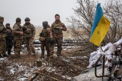 jos karui prieš Ukrainą persiritus į penktuosius metus ir svarstant, ar jau šiemet gali būti pasiekta taika, signatarai Albinas Januška ir Petras Vaitiekūnas įžvelgia kelis galimus scenarijus. A. Januškos nuomone, galimos priverstinės paliaubos arba tolesnis karas. P. Vaitiekūnas pažymi, kad gali būti, jog Ukrainoje karas baigsis, bet tada rusija savo agresiją nukreips į kitą šalį ar regioną. Kovo 11-osios Akto signataras, diplomatas A. Januška sako, kad besitęsianti rusijos agresija ir nauja JAV gynybos politika vykdo geopolitinį pasaulio perversmą. Pasak jo, kovojama ir dėl to, kokiomis taisyklėmis pasaulis vadovausis ateinančius dešimtmečius. Kitas Kovo 11-osios Akto signataras, buvęs užsienio reikalų ministras, 2010–2014 metais Lietuvos ambasadorius Ukrainoje P. Vaitiekūnas pabrėžė, kad pernai į JAV prezidento postą sugrįžęs Donaldas Trumpas sugriovė tarptautinėmis sutartimis ir taisyklėmis pagrįstą pasaulį. Vis dėlto, jo manymu, jeigu viskas baigsis daugmaž gerai, tai pažadins Europą galiai. Kritinis taškas Minint ketvirtąsias plataus masto rusijos agresijos prieš Ukrainą metines, A. Januška sako, kad esame kritiniame taške, kur karinis sprendimas fronte tampa vis labiau miglotas, o ekonomika ir politinės valios ištvermė lemia vis labiau. Esą kovojama ir dėl to, kokiomis taisyklėmis pasaulis vadovausis ateinančius dešimtmečius. „Besitęsianti rusijos agresija ir nauja JAV gynybos politika vykdo geopolitinį pasaulio perversmą. JAV Europą mato ne kaip sąjungininkę, bet kaip konkurentę, o Ukrainą – ne kaip agresijos auką, o kaip kliūtį siekiamam suartėjimui su Maskva. JAV planuoja milžiniškas investicijas į rusiją – tai dalis abejotinos grandstrategijos atskirti rusiją nuo Kinijos. rusija tą supranta, ir per savo partnerystes su Kinija, Šiaurės Korėja, Iranu bando kelti savo kainą, politinį reikšmingumą“, – komentavo diplomatas. Anot jo, tokios mums svarbios vertybės ir taisyklės, kaip sienų neliečiamumas, valstybių teritorijų integralumas, laisvės ir demokratijos prioritetas šiuo metu neatrodo, kad būtų reikšmingos, neperžengiamos linijos. Signatarui sunku suprasti tuos, kurie tai vertina kaip realybę, su kuria būtina susitaikyti. „Nors Joe Bideno laikų demokratijų vienijimosi prieš autokratijas pastangos bent laikinai yra atidėtos ir šiandien pasaulio taikos tarybos kuriamos autokratijų pagrindu, tačiau dar nėra įrodyta, kad JAV galutinai traukiasi iš laisvės ir savo sukurtos pasaulio tvarkos lyderių. Esminiai geopolitiniai momentai – Kinija kaip pagrindinė problema, Europos Sąjunga (ES) atsakinga už savo gynybą – nesikeis, bet visi ideologiniai JAV MAGA elementai, diktuojantys požiūrį į pasaulį ir Europą, kur Vengrija yra prioritetas, neturėtų būti amžini. Nepaisant visų sudėtingumų, ES ir NATO pajėgumai didėja, tačiau Lietuvai šiandien reali saugumo garantija yra Ukrainos nepralaimėjimas“, – pažymėjo A. Januška. Daug svarstoma apie tai, kiek dar rusija pajėgi tęsti karą. P. Vaitiekūno teigimu, šioje šalyje yra skurdo tragedija, totalitarizmo ir teroro savo piliečių atžvilgių siaubas. Taip pat – ir civilizacinė griūtis. Diplomatas sakė, kad atakuodamas Ukrainą V. Putinas tiesiog padarė klaidą – jis tikėjosi, kad kova truks tik kelias savaites, o perėmusi Ukrainos kontrolę rusija pastatys savo marionetinę vyriausybę. „Tą liudija Pakistano premjeras, kuris lygiai prieš ketverius metus buvo Maskvoje, ir V. Putinas jį nuramino, kad čia kelių savaičių laikas, tas karas nesitęs ilgai, „mes viską išspręsime“. O dabar jis tiesiog negali tos klaidos ištaisyti. Karas V. Putinui negali sustoti, agresija turi tęstis, nes tiktai karas vienija rusus apie V. Putiną. Ir, jeigu karo nebeliktų, atsirastų klausimai ir labai bjaurūs atsakymai, kad rusija tiktai prarado: pateko į izoliaciją, sugriuvo ekonomika, ji militarizuota, milijonai žūčių ir invalidų“, – aiškino buvęs Lietuvos ambasadorius Ukrainoje. Anot jo, norint išvengti šių klausimų ir neprarasti valdžios, vienintelė išeitis V. Putinui yra tęsti agresiją. Esą jeigu jį kažkaip privers sutikti su paliaubomis Ukrainoje, agresija tęsis kitoje vietoje. Kartu P. Vaitiekūnas pažymėjo, kad pasaulis, kuris buvo pagrįstas tarptautinėmis sutartimis, taisyklėmis, sugriuvo – jį esą sugriovė D. Trumpas. Diplomatas svarstė, kad, matyt, tam atėjo laikas, nes 77 mln. amerikiečių pasakė, jog nenori tokios Amerikos lyderystės, kuri per brangiai kainuoja, o Europa nemoka už savo saugumą ir panašiai – tokiu būdu D. Trumpas atsidūrė Baltuosiuose rūmuose. „Jeigu viskas baigsis daugiau mažiau gerai, tai šito pasaulio griūtis pažadins Europą – pažadins Europą galiai. Matote, Europa yra viena didžiausių pasaulio ekonomikų – matyt, antra pasaulio ekonomika pagal nominalų bendrąjį vidaus produktą (BVP). (…) Bet būti didele ekonomika nereiškia būti pasaulio galybe. Ir Europa nebuvo pasaulio galybė. Tai, ką dabar padarė D. Trumpas sugriaudamas tą seną pasaulį, galbūt pažadins Europą galiai. Galbūt Europa taps antrąja ar trečiąja pasaulio galia. Bet tam reikia vienytis. O Europa kol kas negali be Amerikos resursų. Ir nėra modelio, kaip suvienyti Europą“, – kalbėjo jis. Diplomato teigimu, Europa negali susivienyti, nes nėra valstybinės kalbos. Jis mano, kad Europos valstybine kalba negali būti vokiečių, prancūzų, italų ar dėl daugelio emocinių priežasčių – anglų. „Bet jeigu Europą užkabins karo sparnas, karas bus vykdomas iš mūsų pusės anglų kalba ir Europa susivienys turėdama valstybinę kalbą – anglų kalbą. Tai, matyt, ir geras, ir kartu labai blogas scenarijus“, – dėstė P. Vaitiekūnas. Jo nuomone, rusijos ketinimai pulti NATO yra visiškai realūs ir absoliučiai mums grasantys. Agresijos smaigalį nukreiptų kitur Jau kurį laiką vyksta derybos dėl galimo karo nutraukimo. A. Januška mano, kad pirminė strategija dėl karo pabaigos – pirma paliaubos, po to derybos dėl taikos sąlygų – buvo logiška, tačiau Aliaskos susitarimas viską kardinaliai pakeitė. Jis sakė, kad V. Putino karo „taikos“ strategija nugalėjo, deramasi dėl „taikos“ ne įvedus paliaubas, o toliau vykdomo ukrainiečių genocido ir Ukrainos griovimo metu. Todėl šiandien sunku įsivaizduoti, kaip Ukraina gali sutikti atsisakyti savo labiausiai įtvirtintų gynybai teritorijų už neaiškias saugumo garantijas. Kartu diplomatas pažymėjo, kad NATO ir ES šalys puikiai supranta, jog bet kokios rimtesnės garantijos – automatinė reakcija į rusijos provokaciją ES šalių kariniu atsaku – nerealios būtent todėl, kad dar viena karo stadija yra per daug reali. „Niekas Europoje ir JAV nenori tiesioginio karo su rusija, nes tai gali būti branduolinis karas – tai yra neįveikiamas tabu, todėl sunku čia rasti sprendimą, nebent apsimesti, kad garantijos „rimtos“ – kaip ir Budapešto memorandumo. Be to, rusija, per D. Trumpo derybininkus turi veto teisę, diktuodama, kad jokių rimtesnių „Norinčių koalicijos“ pajėgų Ukrainoje ji netoleruos. Kitaip tariant, pagal šią eskalacijos vengimo logiką, Ukraina negali būti NATO nare todėl, kad karo grėsmė su rusija žymiai išaugtų. Todėl ir visos garantijos gali būti tik tokios, su kuriomis sutiktų rusija, o kam Ukrainai tokios garantijos, ypač jei už tai reikia sumokėti savo labiausiai įtvirtintomis teritorijomis?“ – kalbėjo A. Januška. Tačiau, kaip pridūrė jis, šiame D. Trumpo ir V. Putino pasaulyje įmanoma, kad jie susitars ir privers Ukrainą taikai. A. Januška pabrėžė, kad kokios bus to pasekmės Europai ir Lietuvai yra labai rimtas klausimas. Jis akcentavo, kad mūsų šalis taip pat neturėtų užsimerkti – esą nusiraminti su 5,38 proc. BVP gynybai tikrai nevertėtų. P. Vaitiekūnas pakartojo, kad taikos nebus tol, kol rusiją valdo V. Putinas. Esą gali būti, kad Ukrainoje karas baigsis, nes ši šalis pasirodė esanti nenugalima, kol kovoja Ukraina, nekovojame mes. Tačiau tada rusija savo agresiją, anot jo, nukreips į kitą šalį ar regioną. Kaip svarstė signataras, galbūt į Pietų Kaukazą, konkrečiai – Armėniją. Ši šalis pastaruoju metu atsigręžė į Vakarus, nori tapti Europos dalimi, neseniai ten lankėsi JAV viceprezidentas. Birželį šioje valstybė numatomi parlamento rinkimai, o vienintelė provakarietiška – dabartinio premjero Nikolo Pašiniano partija. „Ir jeigu jis laimės tuos rinkimus, visos kitos opozicinės partijos yra prorusiškos, prokremlinės ir planuoja kitokią Armėniją ateityje – prorusišką ir rusijos įtakos zonoje, tai, galimas dalykas, V. Putinas agresijos smaigalį nukreips į Armėniją. Be to, aplink rusiją yra sutūpę labai daug juodų paukščių, kur tikimybė, kad tas įvykis įvyks, yra nedidelė, bet pasekmės yra lemiamos. Aš manau, kad gali būti mums labai netikėtų veiksmų“, – nurodė jis. P. Vaitiekūnas pasakojo, kad ir praėjusią savaitę Vilniuje vykusiame „Laisvosios rusijos forume“ opozicionieriai Igoris Jakovenko ir Andrejus Piontkovskis pasiūlė naują terminą „kovinė politologija“ ir išdėstė savo požiūrį, kad rusijos karas prieš Vakarus praktiškai negali baigtis rusijos pralaimėjimu ir NATO karių paradu Maskvoje. Pasak jo, tai neįmanoma dėl branduolinio ginklo. Scenarijus, kad rusija subyrės, jų nuomone, yra rizikingas – esą pats geriausias scenarijus pasauliui būtų likviduoti V. Putiną. „Jis atsiprašė sakydamas, kad apie tokius dalykus nebuvo priimta kalbėti, bet paragino savo draugus, kurie turi įtakingus kanalus, turi klausytojų po vieną ar keletą milijonų, kad „mes turime kalbėti apie tai. Užtenka vieno pasiryžusio žmogaus ir šitas labai negatyvus pasauliui scenarijus galėtų užsibaigti, jeigu tiesiog būtų likviduotas V. Putinas.“ Taigi kad visko čia dar gali būti. Kol V. Putinas gyvas, karas negali pasibaigti. Jis viena forma ar kita, vienoje ar kitoje Europos vietoje tęsis“, – sakė P. Vaitiekūnas. V. Putino spąstai Skelbta, kad, šaltinių duomenimis, V. Putinas karą nusiteikęs tęsti dar kelerius metus, taikos derybose Ukraina nesutinka atiduoti Donbaso rusijai. D. Trumpas vis dar greitai nori taikos ir grįžti prie santykių su rusija plėtros. Vakarų parama Ukrainai, kaip skelbta, pernai buvo mažiausia nuo karo pradžios ir t. t. P. Vaitiekūnas nemato grėsmės dėl galimų Vakarų paramos Ukrainai pokyčių. Anot jo, anksčiau JAV padėjo Ukrainai tiesiogiai tiekdama ginklus ir pinigus. Dabar, nors beveik neduoda nieko, ginklai ir parama vis tiek pasiekia Ukrainą. „Europa perka ginklus iš D. Trumpo ir perduoda juos Ukrainai. Tiesiog realizavosi kitas pagalbos kanalas. Ir Vengriją, jos veto mes kažkaip įveikiame ir randame susitarimą. Reikėtų apskritai suspenduoti Vengrijos narystę ES ir NATO ir baigti šitą cirką karo akivaizdoje. Bet čia jau nieko nepadarysi. Europiečiai tokių dalykų nesugeba daryti ir ilgai nesugebės dar daryti“, – sakė jis. Taip pat buvęs užsienio reikalų ministras neabejoja, kad Ukraina kovos toliau. „Ketverius metus kovojo ir, jeigu reikės, dar kovos toliau. Ji nepasiduos. Karo pobūdis keičiasi. Jam keičiantis, sėkmė vis labiau ir labiau atsisuka į Ukrainos pusę“, – teigė P. Vaitiekūnas. Kalbėdamas apie taikos derybas, A. Januška minėjo, kad vienas iš V. Putino pasiruošimo greitai pergalei aspektų buvo rusijos Konstitucijoje įtvirtinta dalies Ukrainos teritorijų juridinė aneksija. Tai atrodo kaip spąstai pačiam V. Putinui, nors ir čia gal yra jo derybinė taktika. „Pagal rusijos Konstituciją, Kremliaus interpretacijoje, šiandien Ukraina yra „užėmusi“ dalį rusijos teritorijų, todėl V. Putinas dėl savo režimo stabilumo, neva negali sutikti su teritorijų, įtvirtintų rusijos Konstitucijoje, „praradimu“ taikos susitarime. Kai tokia logika derybose yra priimama kaip realybė, kai V. Putino reikalais rūpinamasi labiau nei Ukraina, teisingumo čia negali būti surasta. Iš viso apie kažkokį teisingumą besiginančiai Ukrainai šiandien neverta kalbėti“, – komentavo jis. „Kai JAV iš esmės nebeteikia ginklų Ukrainai, ir viską tik parduoda už ES, tai yra mūsų pinigus, dar rimtesnės sankcijos jau kiek laiko guli Kongrese, laukdamos D. Trumpo leidimo, kurio, matyt, nebus, vienintelė viltis lieka ES parama Ukrainai. Ir tai nėra tik iš gerų norų ir empatijos. Tai būtinybė ES gynybai, nes ciniškai mes per Ukrainos gynybą ir ukrainiečių gyvybes laimime laiko pasiruošimui. Tie 90 mlrd., kuriuos ES sukrapštė ir, nepaisant ruso-Vengrijos dabartinės valdžios pastangų, tikėkimės pradės naudoti, leis Ukrainai išgyventi du metus. Tai nėra blogai. Galėjo daugiau, bet ir tai svarbu. Dalis tų pinigų bus investuota į gynybos pramonės pajėgumus pačioje Ukrainoje, kas stiprina Ukrainos autonomiją ir Ukrainą kaip vieną svarbiausių ateities ES inovatyvios gynybos ramsčių“, – pridūrė A. Januška. Pasak jo, vienas iš labiausiai neprognozuojamų dalykų yra tai, kad Ukraina keturis metus dar gyva ir ginasi. Karas visada neprognozuojamas, bet šis Ukrainos gynybinis karas nė iš tolo nebuvo nuspėjamas – beveik niekas rimtai negalėjo prognozuoti, kad rusija patirs tokią žalą, jog ukrainiečių valia yra tokia stipri, kad karas tiek transformuosis į technologijų karą, jog ši agresija taip pakeis globalios politikos struktūrą. A. Januškos manymu, yra du akivaizdūs scenarijai – priverstinės paliaubos arba tolesnis karas. „Priverstinė „taika“ yra vienas iš Kremliaus per D. Trumpo derybininkus primestų naratyvų – pasiduoti rusijai tokiomis sąlygomis yra humaniška, nes tai gelbsti visų karių gyvybes, o V. Putino pergalė – nes jie stiprūs ir pranašesni – neišvengiama. Ši V. Putino klasta yra suprantama, ir aišku, kad tokia „taika“ tėra pasiruošimas naujam karui. Bet naratyvas stiprus, turi poveikį visuomenėms. Ir ypač pavojingas Lietuvai, nes tas pats „pasidavimo humanizmas“ bus taikomas ir toliau. Ir Lietuva turėtų ruoštis tokiam scenarijui visu savo pasipriešinimo pajėgumu“, – sakė diplomatas. Kartu jis pridūrė, kad, jei karas tęsis, mes liksime nežinomybėje. Gali būti, kad rusijos ekonomika nebegalės pakelti tokio intensyvumo karo naštos, mobilizacija nekompensuos žuvusių, sankcijos veiks ir V. Putinas pradės ieškoti karo pabaigos sprendimų. Bet, kaip pažymėjo A. Januška, gali būti, kad ir Ukrainos žmogiškieji resursai nebegalės tęsti tokio lygio pasipriešinimo, nors mes niekada negebėjome įvertinti ukrainiečių rezistencijos gilumo ir valios. Turi žinią ir Kapčiamiesčio gyventojams Kalbėdamas apie Lietuvos situaciją A. Januška pažymėjo, kad mūsų šalis per 4 metus padarė kelis struktūrinius sprendimus, kurie keičia atgrasymą – pinigai gynybai, pajėgumai, didesnis sąjungininkų buvimas. Tačiau esą atsirado naujų rizikų: ilgas karas Ukrainoje tapo fonu, kuriame auga hibridinės atakos. „Viena, ką svarbaus padarė ši valdžia, – tai esmingai padidino gynybos finansavimą. Be to, prezidentas ir užsienio reikalų bei gynybos ministrai, nepaisant koalicijoje esančio revanšizmo, kol kas bent retoriniame lygyje, laikosi užsienio ir gynybos politikos tęstinumo. Tačiau reikėtų daugiau nei tęstinumo, reikia naujų iniciatyvų, lyderystės, ko iš šios valdžios tikėtis sunku. Ir tai kuria nesaugumo jausmą“, – mano signataras. A. Januškos akimis, reikia naujų iniciatyvų, kuriant regionines gynybos koalicijas NATO rėmuose su Lenkija, Šiaurės šalimis. Taip pat žymiai daugiau finansuoti mūsų formalią ir neformalią diplomatiją JAV. Lietuvos lyderystės, padedant eurokomisarui Andriui Kubiliui ir „Norinčių koalicijai“, kuriant „Europos kariuomenę“ NATO rėmuose, pradžioje bent greito reagavimo pajėgumų pavidale bent su 100 tūkstančiu karių. „Reikia visiškai kitos dinamikos vykdant NATO 3-ojo straipsnio Lietuvos įsipareigojimus – vykdant privalomą karinę tarnybą, sprendžiant oro gynybos, kritinės infrastruktūros apsaugos problemas, ruošiantis visuotinei gynybai, pabrėžiant žodį „visuotinė“. Realiai jau dabar kuriant dronų sieną ir dronų gynybos pajėgas. Tam neužteks dabartinio gynybos finansavimo, o kaip bus naudojamos iš ES gaunamos skolintos lėšos gynybai – įskaičiuojamos į tą patį penkių procentą ar bus didinamos – galima bus spręsti apie šios Lietuvos valdžios intencijas“, – akcentavo jis. Nepaisant sudėtingos mūsų šalies geopolitinės situacijos, esama nemažai žmonių, netikinčių, jog rusija pultų Lietuvą. Kaip vienai televizijos laidai sakė Kapčiamiestyje prieš karinį poligoną protestavusi moteris, „mūsų nė dykai niekas neimtų“. P. Vaitiekūno teigimu, Lietuva saugumo srityje viską daro teisingai, tik galvoja neteisingai. Tarkime, Kapčiamiesčio žmonės, anot jo, yra geri, protingi, tikintys protu. „Tiems protingiems ir geriems žmonėms aš turiu labai blogą naujieną. Karai prasideda ne todėl, kad kažkas labai kažko nori, o todėl, jog kitaip negali. Lygtai rusijai mirtinai prireikė Donbaso, kuris dabar ten ir sudegintas, ir žemės apnuodytos. Žinoma, kad ne. Tiesiog V. Putinas padarė klaidą ir prasidėjo karas, o dabar tas karas turi tęstis. Taigi, karas, jeigu jis įvyks, tęsis Kapčiamiestyje ne todėl, kad kam nors reikia Kapčiamiesčio, o todėl jog karas turi tęstis, beprotybė turi tęstis. O vargšai Kapčiamiesčio žmogeliai galvoja apie protą, racionalumą, apie tai, kad jeigu visi gerai prekiausime su Baltarusija, rusija, ir mums bus gerai, ir baltarusiams, ir rusams, ir niekas jokių karų nenorės“, – dėstė buvęs užsienio reikalų ministras. „Nežinau, kaip kitur, bet Lietuva neišmoko Antrojo, Pirmojo pasaulinio karo pamokų, kai visa Europa buvo įsitikinusi, kad jeigu gerai prekiausime tarp Prancūzijos ir Vokietijos, tarp Vokietijos ir Lenkijos – kokie karai bus, juk beprotybė, karas sugriaus ir ekonomikas, infrastruktūras, kelius, finansines, bankines sistemas, kurios bendradarbiauja. Tokias giesmes giedojo ir prieš Pirmąjį, ir prieš Antrąjį pasaulinį karą, kad prekiaukime ir viskas bus gerai. Po to kilo Pirmasis pasaulinis, Antrasis pasaulinis karas ir pasirodė, kad jeigu dėtume į tarpvalstybinių santykių pagrindus prekybą, ekonomiką, tai šitas pagrindas nelaiko, anksčiau ar vėliau jis sugriūva ir prasideda karas“, – kalbėjo P. Vaitiekūnas. O dabar neįmanoma įsivaizduoti karo tarp Prancūzijos ir Vokietijos, Vokietijos ir Lenkijos, Lenkijos ir Lietuvos todėl, kad tarptautinių santykių pagrindu tapo ne prekyba, ekonominiai interesai, o žmogaus teisės, demokratija, rinkimai. „Rinkimai garantuoja taiką, kada vienus durnius keičia kiti durniai ir jie neužsibūna valdžioje ir negali padaryti labai didelių, mirtinų visų pasauliui ar regionui klaidų. Jeigu V. Putinas po dviejų kadencijų 2008 metais būtų išėjęs, jis būtų palyginti gražiai minimas istorijos vadovėliuose. Bet kai žmogus užsibūna valdžioje, jis tampa demonu. Jis stumdo milijonų žmonių likimus, trilijonų dolerių sumas, galvoja, kad jam viskas leidžiama. Įvardykite patys, kokia transformacija įvyksta su Hitleriu, su V. Putinu, su kitais totalitariniais diktatoriais, pradėjusiais milžiniškus mirtinus karus. Europoje, kadangi reguliariai vyksta rinkimai, karų nėra, nes žmonės nenori kariauti“, – nurodė signataras. Lygiai prieš ketverius metus prasidėjo rusijos plataus masto karinė invazija į Ukrainą. 2022 metų vasario 24 dieną V. Putinas įsakė įsiveržti į provakarietišką Ukrainą ir sukėlė didžiausią nuo Antrojo pasaulinio karo laikų ginkluotą konfliktą Europoje.  