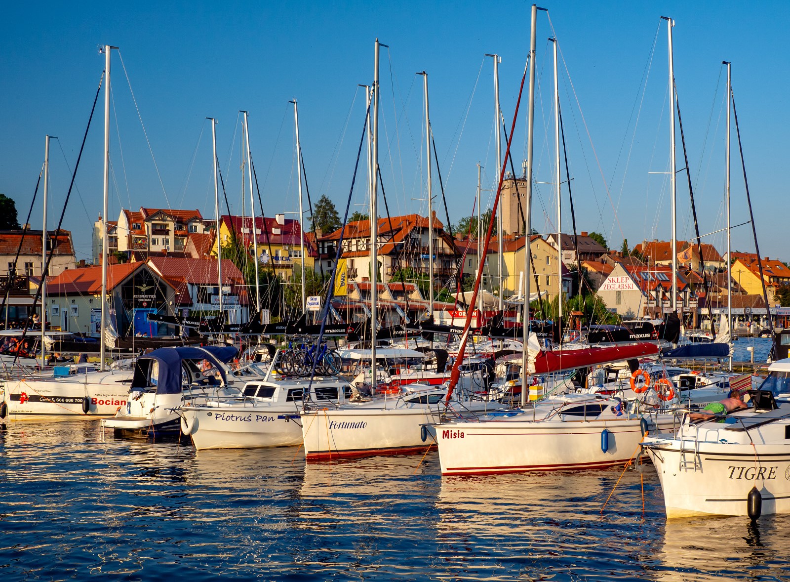 Mikolaikos – populiariausias ir gražiausias laivybos maršrutas Lenkijoje. Tai ideali vieta aktyviai leisti laiką ant vandens, plaukioti valtimis, jachtomis, motorinėmis valtimis, vandens motociklais ir baidarėmis.