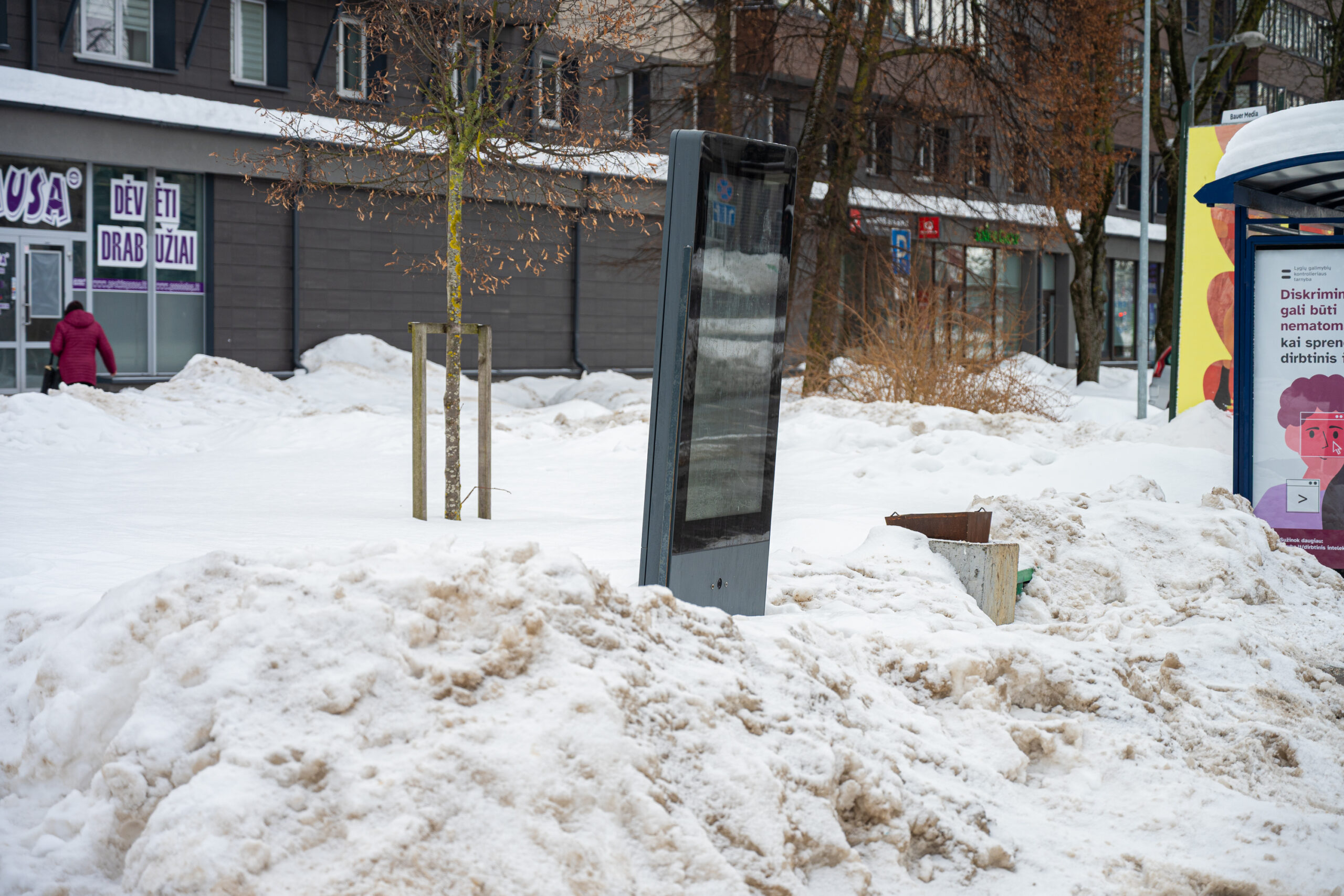 Panevėžiečiai apgailestauja, kad neveikianti švieslentė, stovinti J. Basanavičiaus gatvės autobuso stotelėje, tampa miesto gėda. Apteršta ir aprašinėta, ji skendi pusnyse. P. ŽIDONIO nuotr.