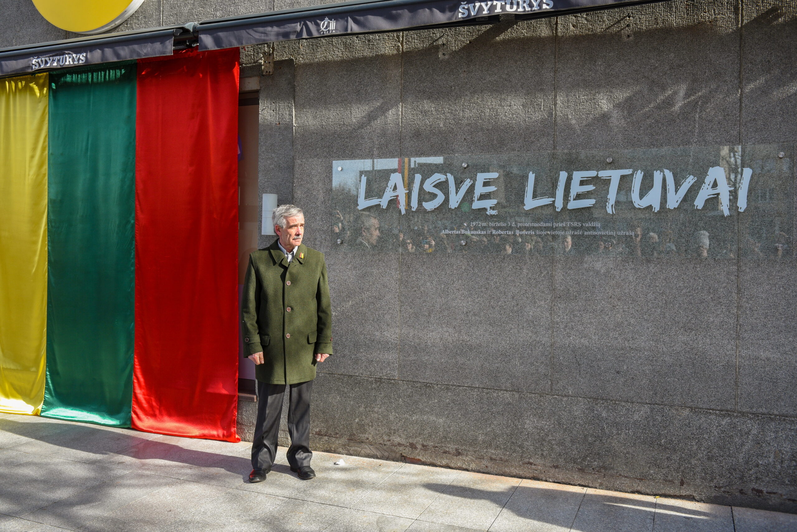 „Tuo metu Panevėžio dramos teatras buvo garsus dėl savo spektaklių ne tik Lietuvoje, bet ir tuometinėje sovietų sąjungoje. O mes norėjome pasakyti pasauliui, kad Lietuva garsi ne vien tik savo kultūra, bet ji nepamiršo ir partizanų išlieto kraujo, tremtinių kančios“, – atidengiant atminimo lentą kalbėjo vienas šio užrašo autorių Robertas Boveris. G. KARTANO nuotr.