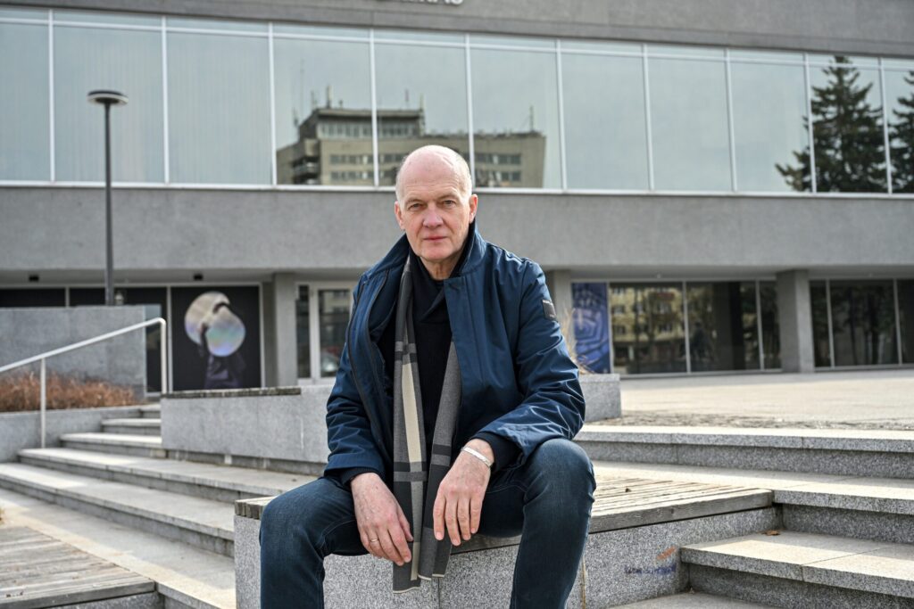 Per keturias dešimtis metų beveik triženklį skaičių vaidmenų sukūrusiam Juozo Miltinio dramos teatro aktoriui Laimučiui Sėdžiui kiekvienas apsilankymas teatre vis dar siejasi su stebuklo laukimu – norisi, kad spektaklis įtrauktų ir leistų kartu su kūrėjais pasinerti į scenos vyksmą.