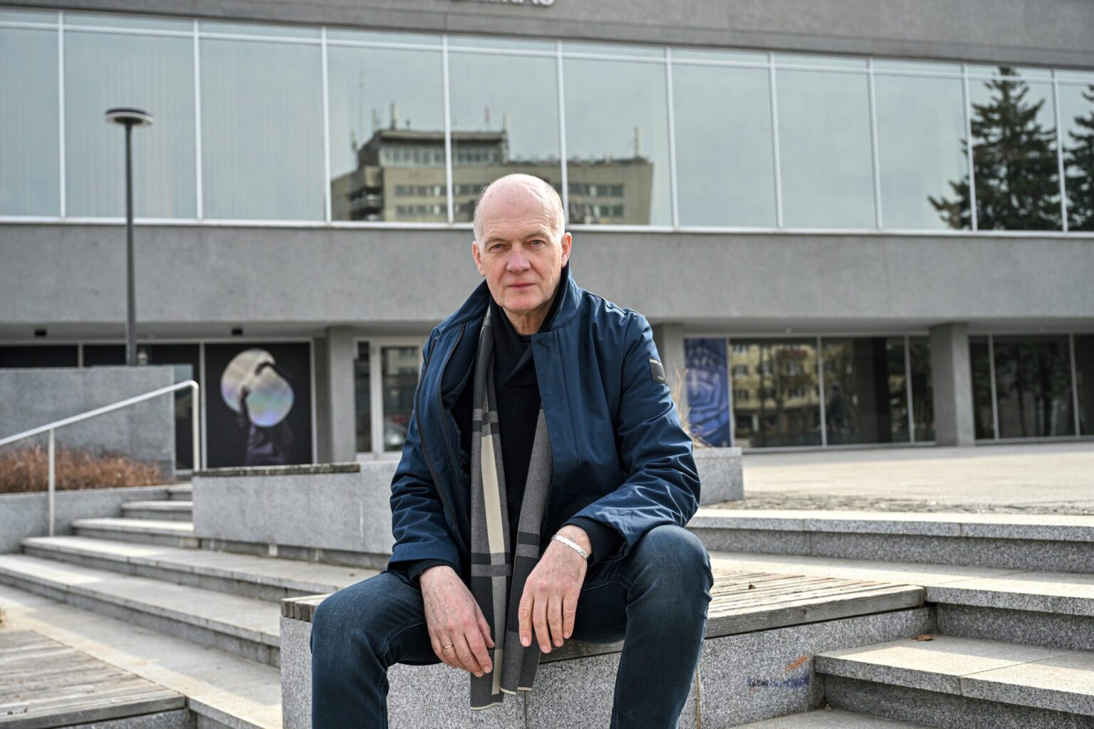 Per keturias dešimtis metų beveik triženklį skaičių vaidmenų sukūrusiam Juozo Miltinio dramos teatro aktoriui Laimučiui Sėdžiui kiekvienas apsilankymas teatre vis dar siejasi su stebuklo laukimu – norisi, kad spektaklis įtrauktų ir leistų kartu su kūrėjais pasinerti į scenos vyksmą.