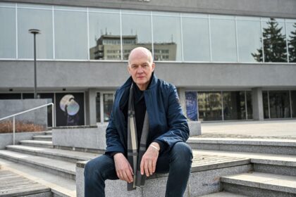 Per keturias dešimtis metų beveik triženklį skaičių vaidmenų sukūrusiam Juozo Miltinio dramos teatro aktoriui Laimučiui Sėdžiui kiekvienas apsilankymas teatre vis dar siejasi su stebuklo laukimu – norisi, kad spektaklis įtrauktų ir leistų kartu su kūrėjais pasinerti į scenos vyksmą.