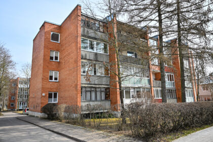 Pusė vieno Panevėžio daugiabučio gyventojų nuo sausio vidurio gyvena be vandens virtuvėse. Norėdami išsivirti arbatos, pasigaminti maisto, vandenį į puodus ar arbatinius jie pilasi voniose, ten bėga plauti ir nešvarių indų.