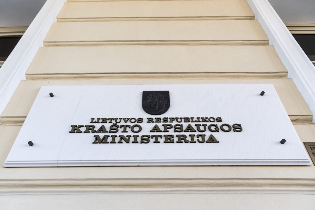 Beveik du trečdaliai šalies gyventojų (64 proc.) pritaria naujų poligonų steigimui ar esamų plėtrai, tam nepritaria mažoji visuomenės dalis – 14 proc. gyventojų, rodo Krašto apsaugos ministerijos (KAM) užsakymu „Spinter tyrimų“ atlikta apklausa.
