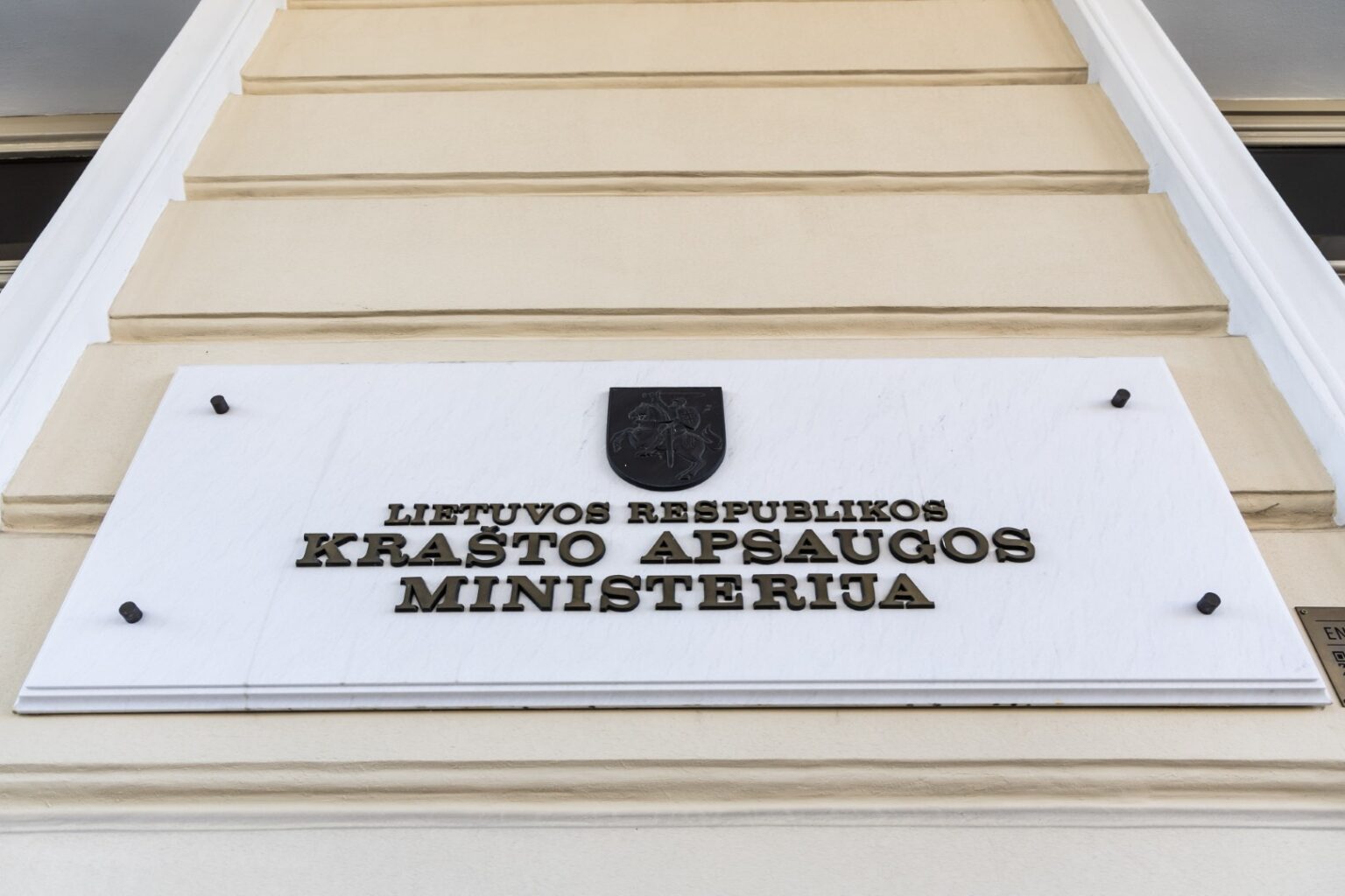 Beveik du trečdaliai šalies gyventojų (64 proc.) pritaria naujų poligonų steigimui ar esamų plėtrai, tam nepritaria mažoji visuomenės dalis – 14 proc. gyventojų, rodo Krašto apsaugos ministerijos (KAM) užsakymu „Spinter tyrimų“ atlikta apklausa.