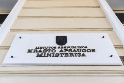 Beveik du trečdaliai šalies gyventojų (64 proc.) pritaria naujų poligonų steigimui ar esamų plėtrai, tam nepritaria mažoji visuomenės dalis – 14 proc. gyventojų, rodo Krašto apsaugos ministerijos (KAM) užsakymu „Spinter tyrimų“ atlikta apklausa.