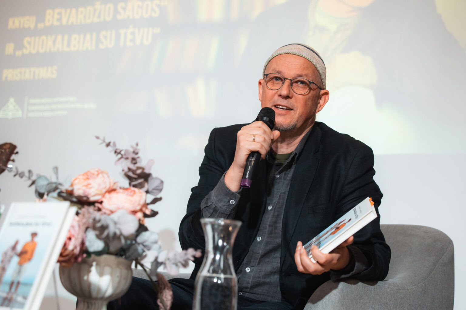 Kai kurie (galbūt tik patys geriausi) susitikimai virsta terapija ir gyvenimo apmąstymais. Būtent toks vakaras ir buvo Panevėžio apskrities Gabrielės Petkevičaitės-Bitės viešojoje bibliotekoje, kur dvi knygas – „Suokalbiai su tėvu“ ir „Bevardžio sagos“ – pristatė rašytojas, publicistas, visuomenės veikėjas, režisierius, dainuojamosios poezijos atlikėjas Vytautas V. Landsbergis.