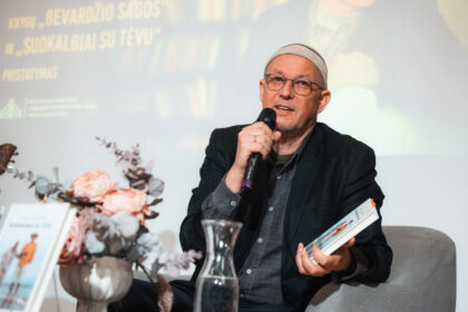 Kai kurie (galbūt tik patys geriausi) susitikimai virsta terapija ir gyvenimo apmąstymais. Būtent toks vakaras ir buvo Panevėžio apskrities Gabrielės Petkevičaitės-Bitės viešojoje bibliotekoje, kur dvi knygas – „Suokalbiai su tėvu“ ir „Bevardžio sagos“ – pristatė rašytojas, publicistas, visuomenės veikėjas, režisierius, dainuojamosios poezijos atlikėjas Vytautas V. Landsbergis.