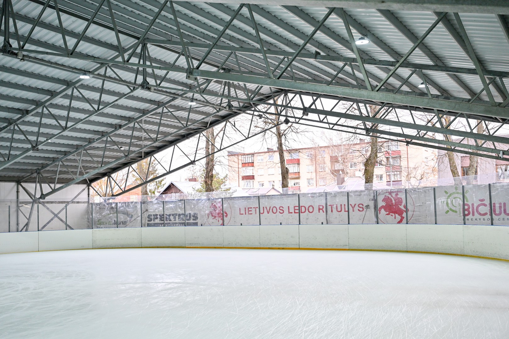 Panevėžio ledo arena skaičiuoja jau paskutines dienas, tačiau svarstoma, kad nutirpus ledui čia galėtų pramogauti riedutininkai. G. KARTANO nuotr.