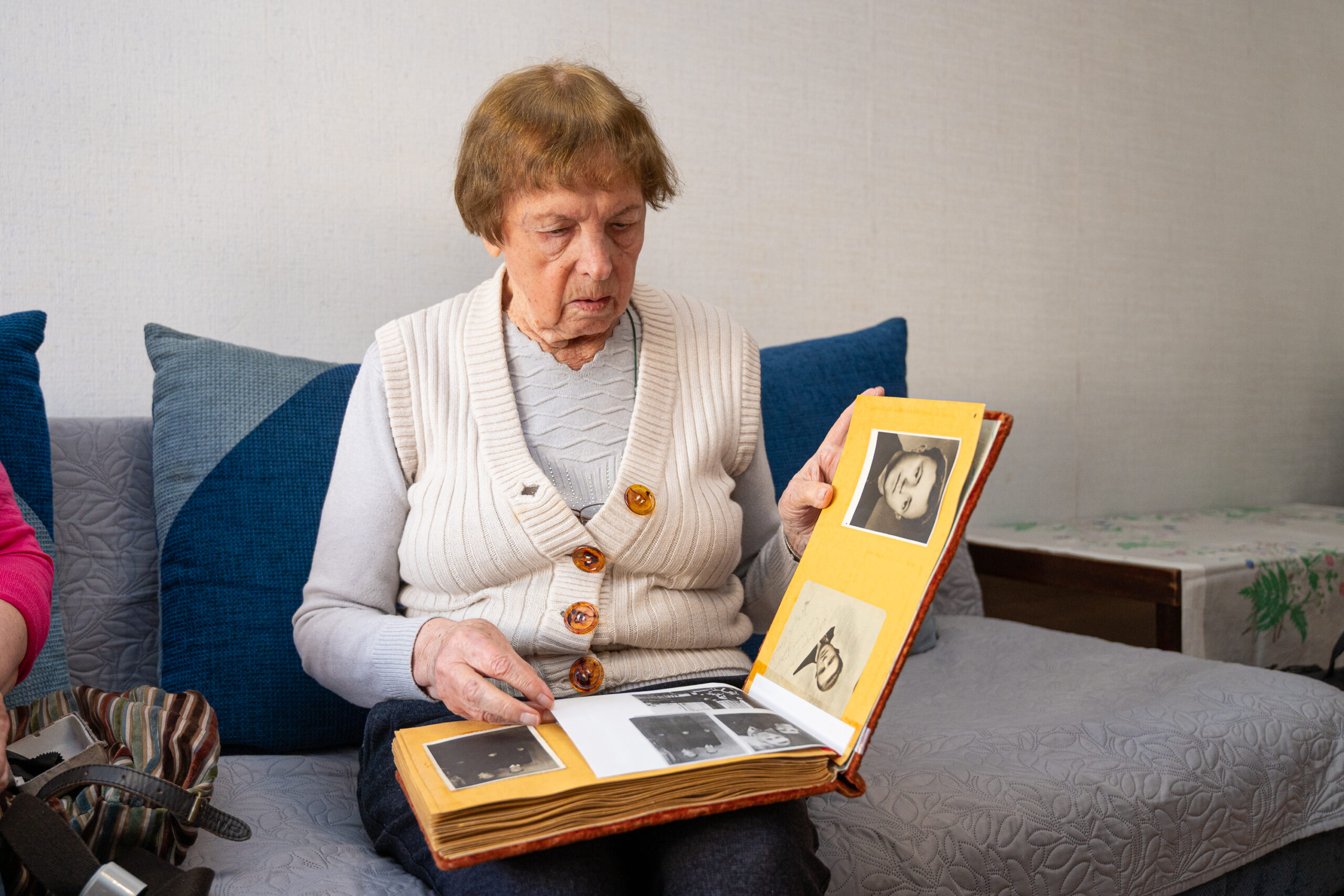 Neseniai 101-ąjį gimtadienį paminėjusi panevėžietė Ona Adikevičienė stebisi, kodėl už mėnesinį važiavimo bilietą jai tenka mokėti šešis eurus, o Kaune gyvenanti 13 metų jaunesnė jos sesuo savame mieste trejus metus važinėja vos už tris eurus. P. ŽIDONIO nuotr.