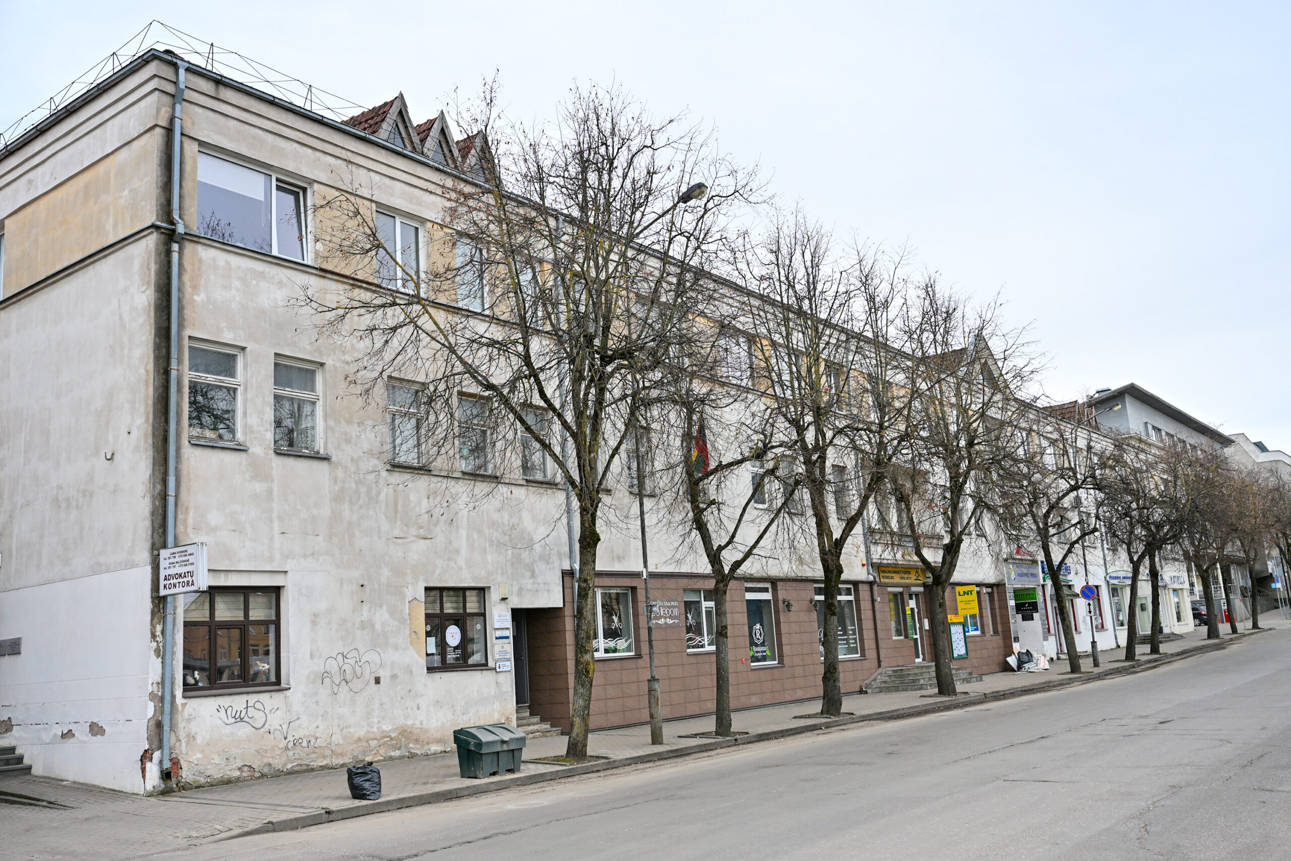 Miesto Tarybos posėdyje nuspręsta aukcione parduoti Savivaldybei priklausančias patalpas pačiame miesto centre, Savanorių aikštėje, prieš 90 metų statytame nerenovuotame name. G. KARTANO nuotr.