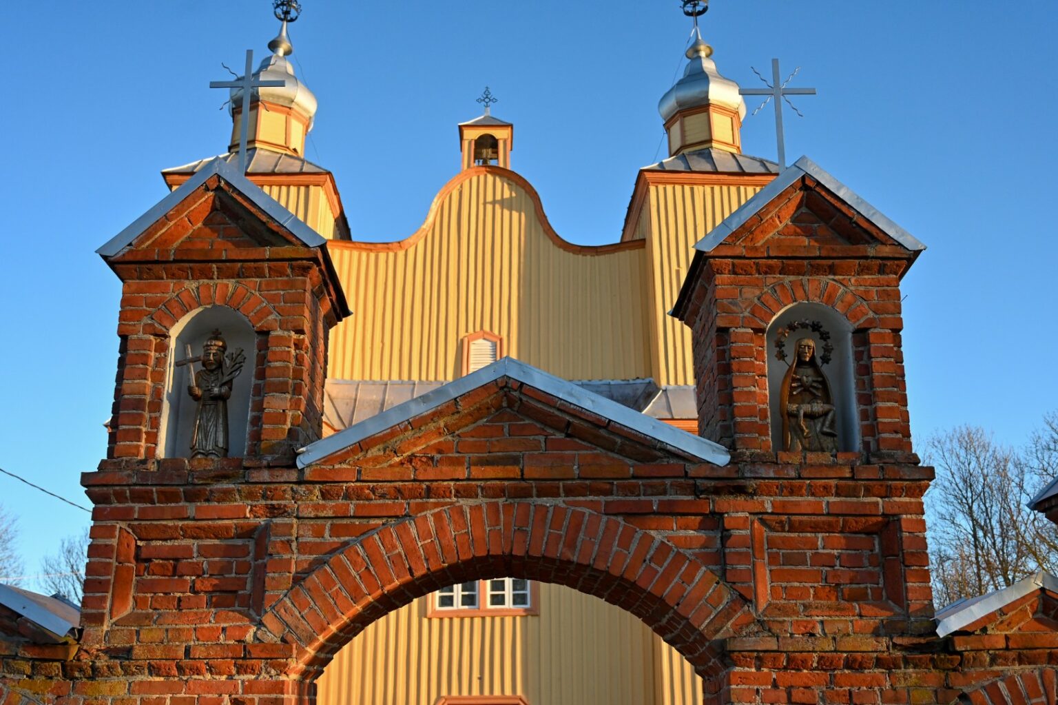 Metams baigiantis apvogtas Panevėžio rajono Smilgių klebonas Eugenijus Staleronka džiaugiasi, kad iš klebonijos seifo išnešti pinigai jau atgauti.