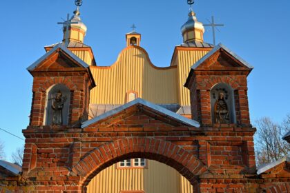 Metams baigiantis apvogtas Panevėžio rajono Smilgių klebonas Eugenijus Staleronka džiaugiasi, kad iš klebonijos seifo išnešti pinigai jau atgauti.
