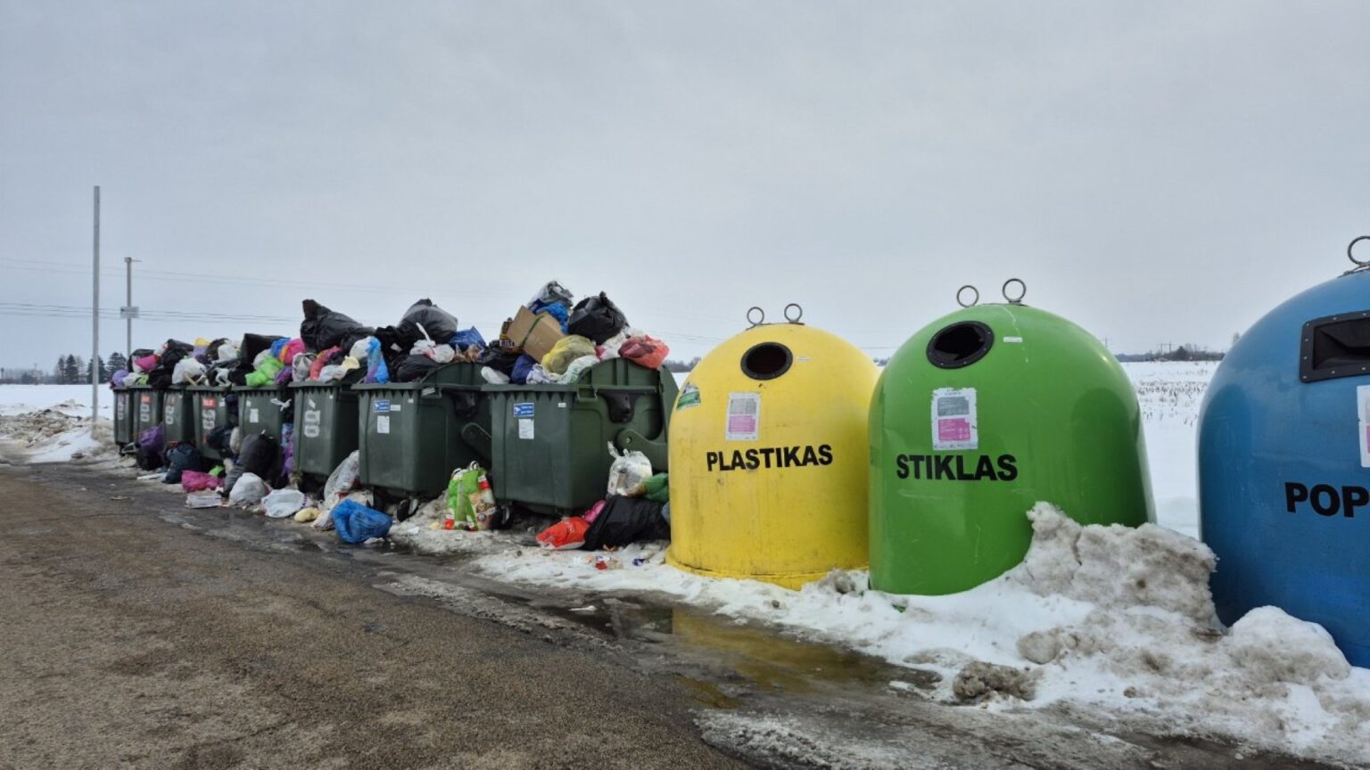 Perpildyti konteineriai, vėjo nešiojamos šiukšlės ir nuolat atsinaujinantys atliekų kalnai – toks vaizdas net ir žiemą pasitinka Panevėžio rajone įvažiavus į kai kurias sodininkų bendrijas.