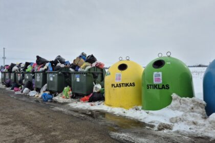 Perpildyti konteineriai, vėjo nešiojamos šiukšlės ir nuolat atsinaujinantys atliekų kalnai – toks vaizdas net ir žiemą pasitinka Panevėžio rajone įvažiavus į kai kurias sodininkų bendrijas.