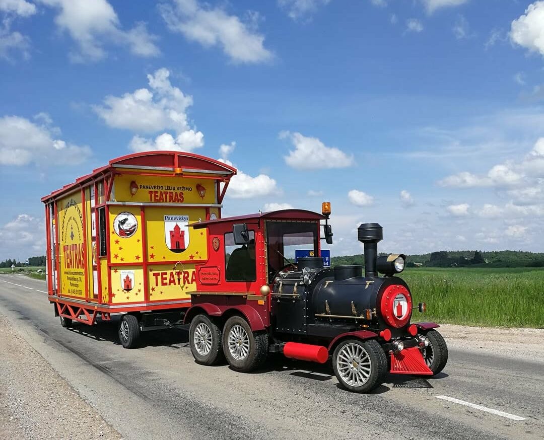 Kai didieji teatrai vasarą užveria duris, unikalusis Panevėžio lėlių vežimo teatras leidžiasi į kelią. Šįmet vežimą su aktoriais vėl trauks arkliai. PANEVĖŽIO LĖLIŲ VEŽIMO TEATRO nuotr.