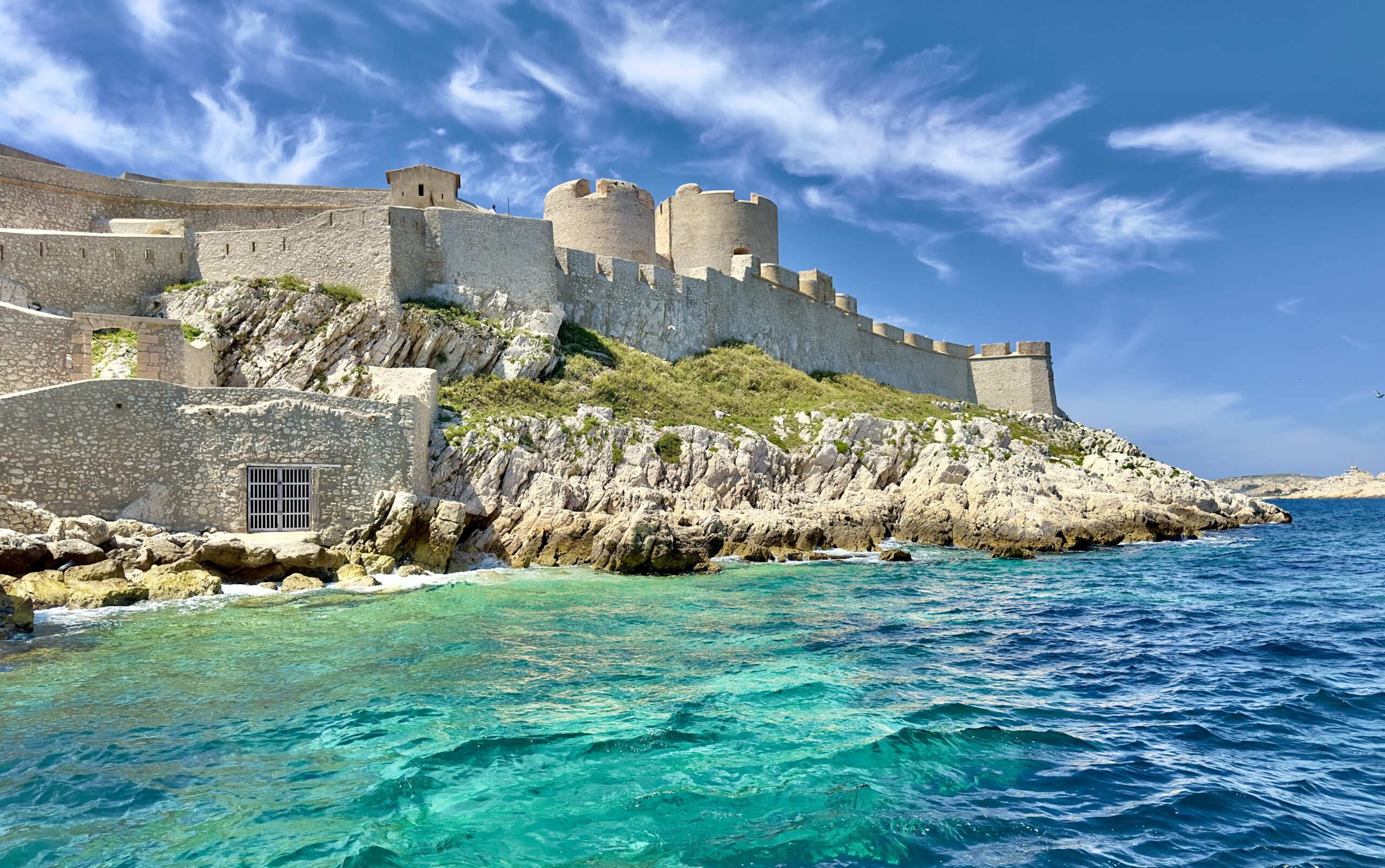 Ifo – legendinė sala su fortu ir kalėjimu, išgarsinta A. Diuma romane „Grafas Montekristas“.