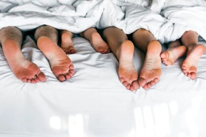 Įprastai dėl tokių niekų, kaip dilgčiojimas pėdose, rūpintis neverta. Kad padus ir pirštus liautųsi badę tūkstančiai nematomų adatėlių, pakanka pakeisti pozą, atpalaiduoti užspaustus nervus, ir viskas vėl būna gerai. Įprastai.