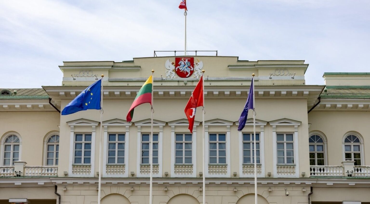 Didžioji dalis gyventojų artimiausiuose prezidento rinkimuose naujuoju šalies vadovu matytų Tėvynės sąjungos-Lietuvos krikščionių demokratų (TS-LKD) narę Ingridą Šimonytę ir šios partijos pirmininką Lauryną Kasčiūną, taip pat visuomenininką Andrių Tapiną, skelbia portalo „15min“ užsakymu atlikta apklausa.