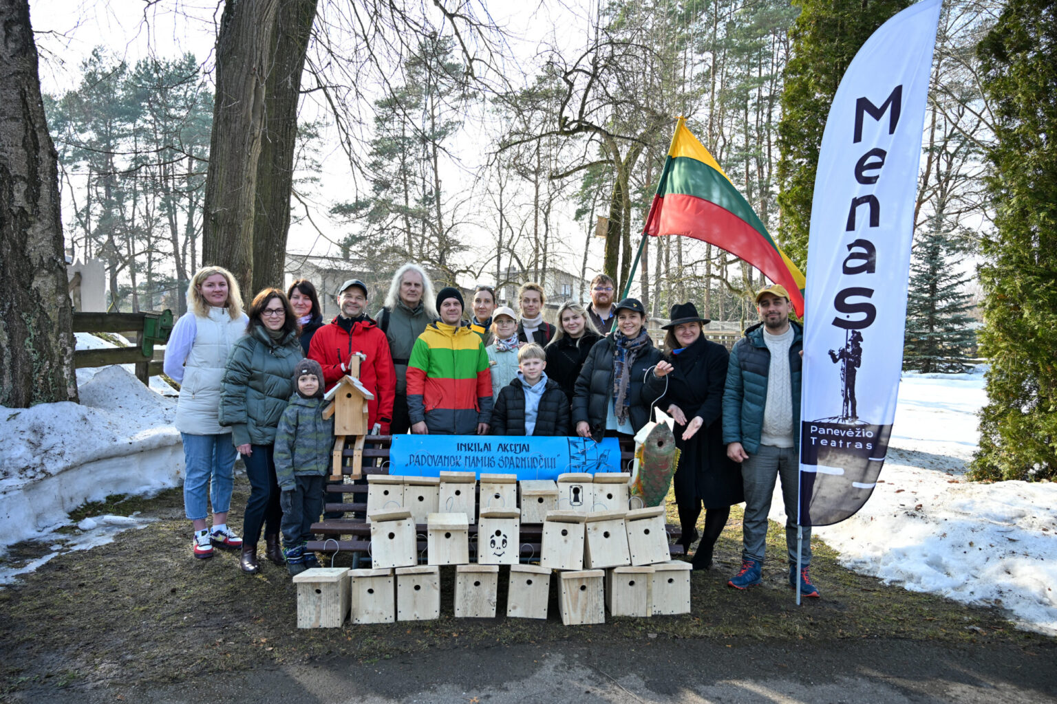 Kovo 11-ąją per Panevėžį nusidriekė spalvinga teatro „Menas“ kolektyvo eisena ne tik su plazdančiomis teatro ir Lietuvos vėliavomis, bet ir iškeltais įspūdingais inkilais.