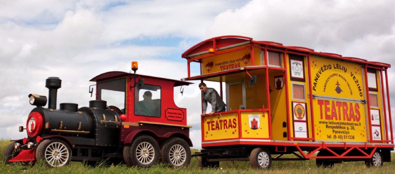 Panevėžio lėlių vežimo teatras susigrąžina ilgametę tradiciją. Dulkėtais kaimo vieškeliais ir miestelių gatvėmis vėl ruošiasi riedėti vežimas kaip iš pasakos – spalvingas ir traukiamas arklių – toks, kokį daugelis prisimena iš vaikystės.