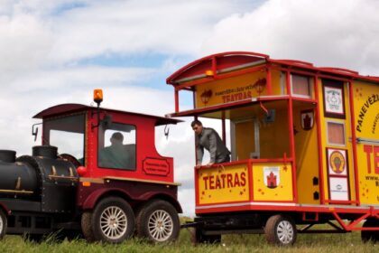Panevėžio lėlių vežimo teatras susigrąžina ilgametę tradiciją. Dulkėtais kaimo vieškeliais ir miestelių gatvėmis vėl ruošiasi riedėti vežimas kaip iš pasakos – spalvingas ir traukiamas arklių – toks, kokį daugelis prisimena iš vaikystės.
