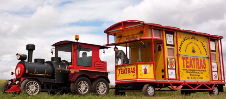 Panevėžio lėlių vežimo teatras susigrąžina ilgametę tradiciją. Dulkėtais kaimo vieškeliais ir miestelių gatvėmis vėl ruošiasi riedėti vežimas kaip iš pasakos – spalvingas ir traukiamas arklių – toks, kokį daugelis prisimena iš vaikystės.