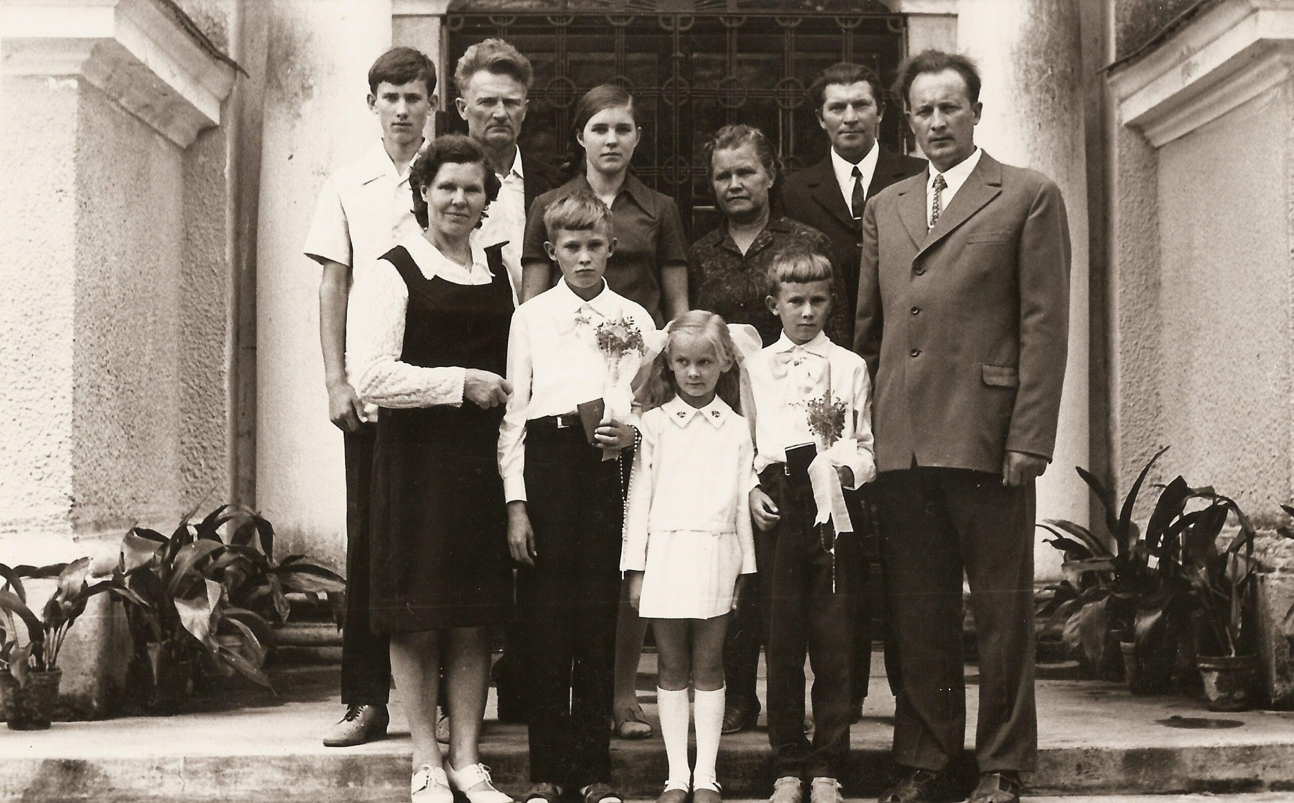 1974-ieji, Čeponių sūnų Vytauto ir Algio pirmoji komunija. ČEPONIŲ ŠEIMOS archyvo nuotr.