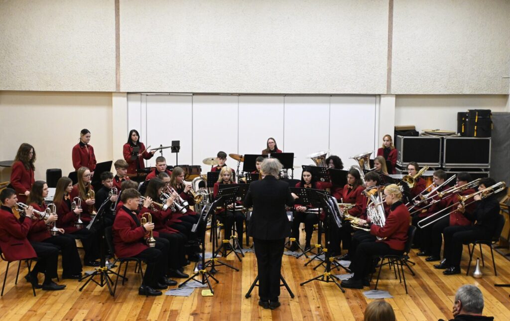 Panevėžio rajono Naujamiesčio kultūros centre-dailės galerijoje vyko vario dūdų orkestro „Aukštyn“ koncertas-išlydėtuvės į vieną svarbiausių pučiamųjų muzikos renginių Europoje – 47-ąjį varinių pučiamųjų instrumentų orkestrų čempionatą, vyksiantį Austrijoje, Linco mieste.