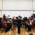 Panevėžio rajono Naujamiesčio kultūros centre-dailės galerijoje vyko vario dūdų orkestro „Aukštyn“ koncertas-išlydėtuvės į vieną svarbiausių pučiamųjų muzikos renginių Europoje – 47-ąjį varinių pučiamųjų instrumentų orkestrų čempionatą, vyksiantį Austrijoje, Linco mieste.