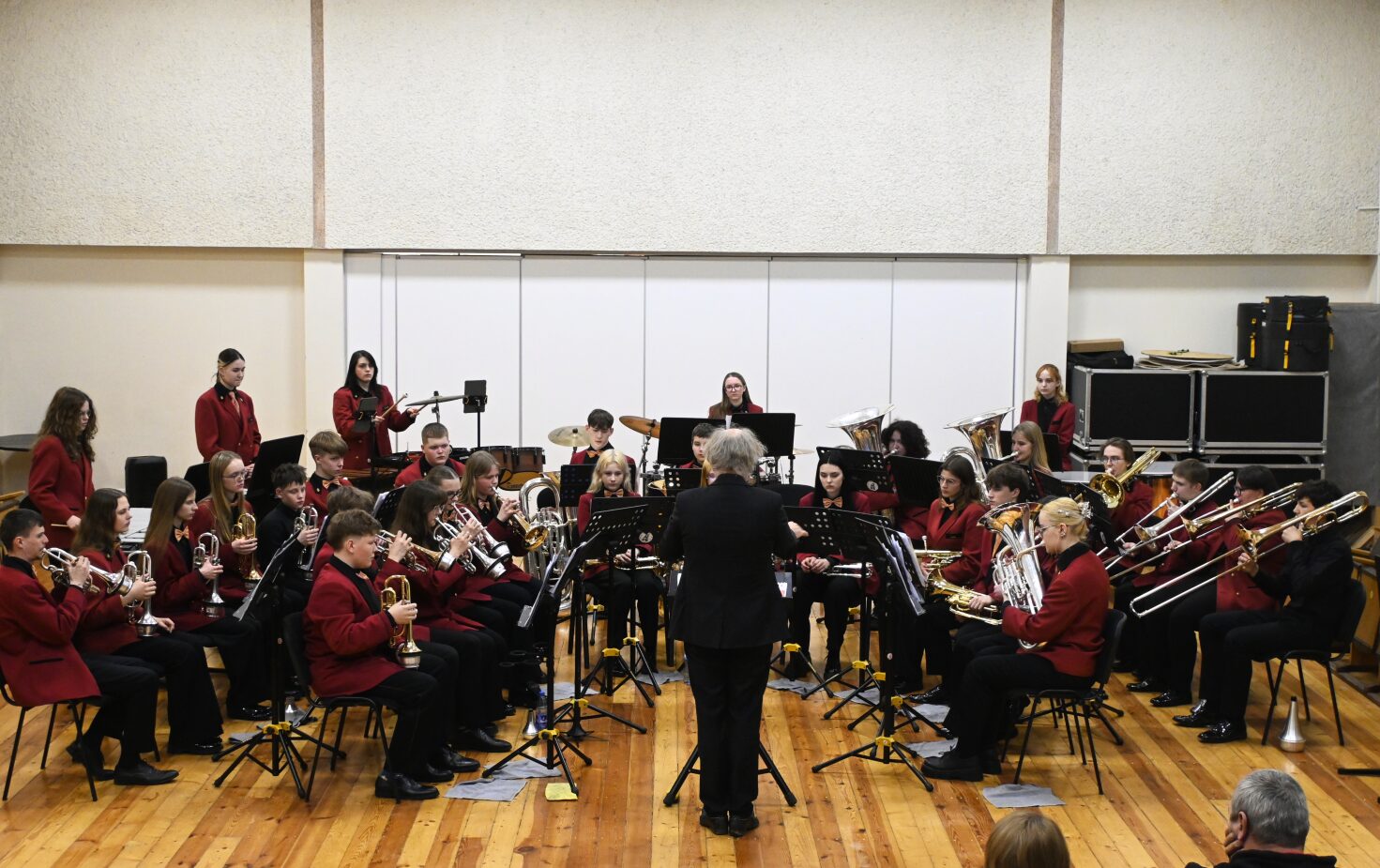 Panevėžio rajono Naujamiesčio kultūros centre-dailės galerijoje vyko vario dūdų orkestro „Aukštyn“ koncertas-išlydėtuvės į vieną svarbiausių pučiamųjų muzikos renginių Europoje – 47-ąjį varinių pučiamųjų instrumentų orkestrų čempionatą, vyksiantį Austrijoje, Linco mieste.