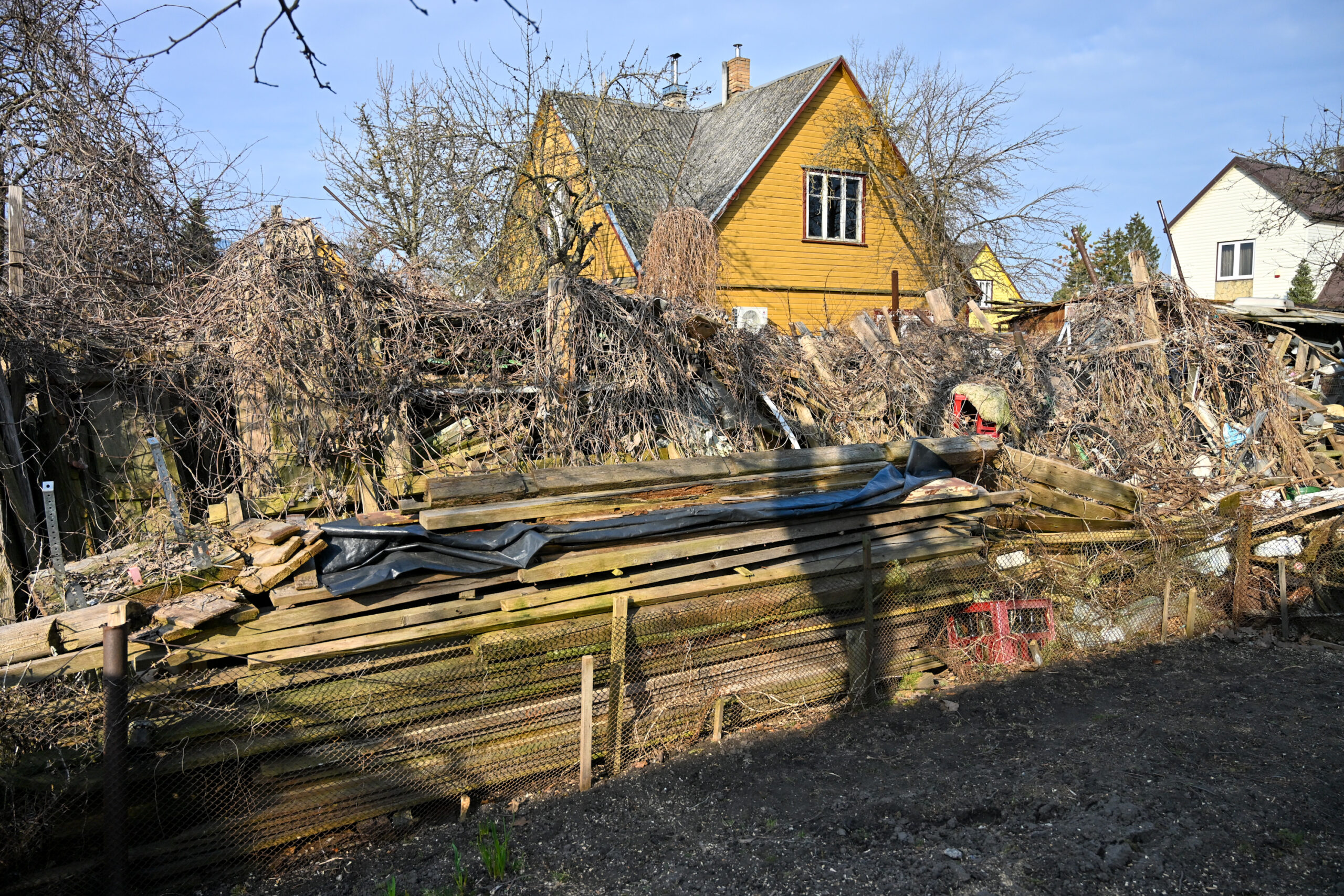 Pusę namo Algirdo gatvėje valdantys panevėžiečiai tapo daiktus kaupusio, o dabar jau mirusio kaimyno įkaitais. P. ŽIDONIO nuotr.