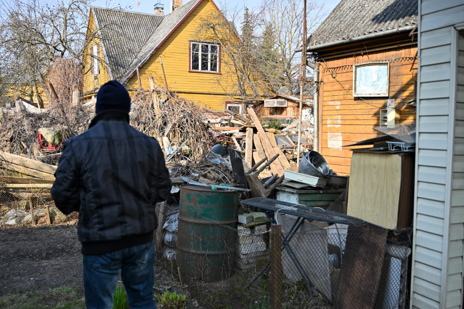 Rami Panevėžio Algirdo gatvė turi žaizdą, ir gana gilią. Prieš metus mirusio senjoro palikimas kaimynams kelia šiurpą.