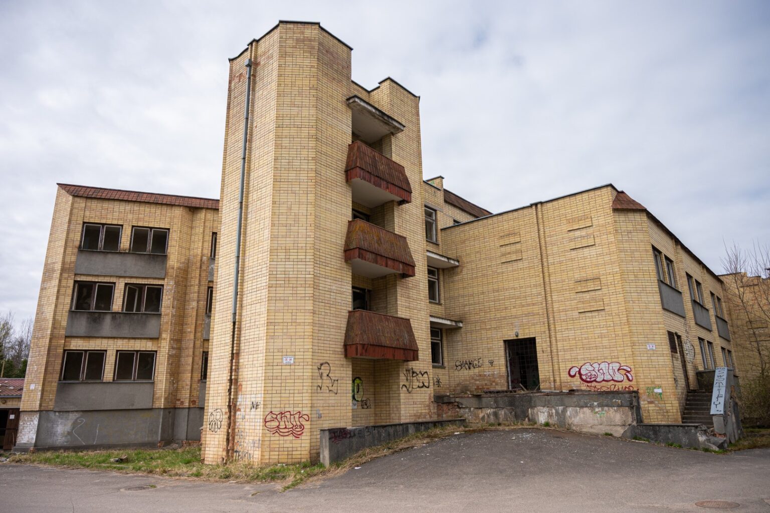 Vienoje vaizdingiausių Panevėžio vietų, „Ekrano“ marių pakrantėje, stūksantis vaiduoklis – buvusi Priklausomybės ligų ligoninė – turi naują šeimininką.